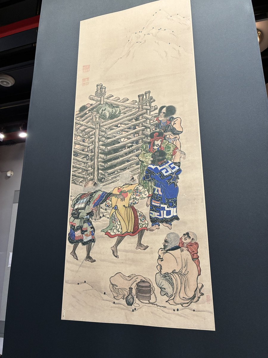 KOVA_MEI's tweet photo. 函館の北方民族資料館 展示もコメントもとてもよかった！
阿寒でアイヌの古式舞踊見た時に陣羽織着てらしたのが不思議だったんだけど このような背景があったのですね🫪 https://t.co/KLplz7EJK5