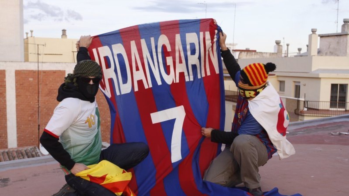 Hemeroteca_FCB's tweet photo. 📆 Avui fa 2⃣5⃣ anys el Komando Avellana roba la samarreta d'homenatge a Urdangarín del Palau Blaugrana. El grup satíric de Reus va passejar la bandera per diversos actes de la comarca durant els 2 anys que la va atresorar. https://t.co/0GPpElCuOI