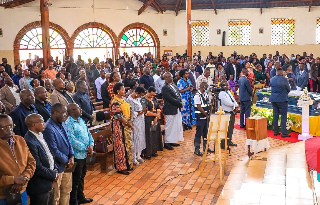 Bunyoro_Kitara's tweet photo. Bunyoro-Kitara Kingdom Prime Minister Owek. Andrew Byakutaga Ateenyi is currently attending the requiem mass at St. Jude Catholic Parish, Kasalabwire, in Masindi Municipality, as well as the burial of the late Timothy Muganzi Magambo, son of the CID Director, AIGP Tom Magambo. https://t.co/P6ynTbSTco