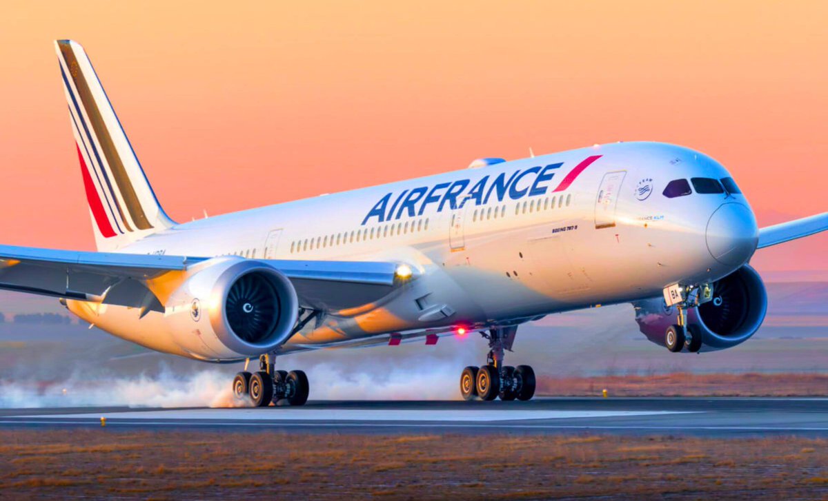 BMubonzi's tweet photo. Il est vraiment regrettable qu’une compagnie de renommée internationale comme @AirFranceFR puisse encore tolérer certains comportements qui ternissent gravement son image et portent atteinte à la dignité de ses clients.

Par ce message de dénonciation et d’alerte, je tiens à interpeller la direction de @AirFranceFR au sujet du comportement, en date du 27 Mai 2026, du chef d’escale de Kinshasa, un certain Monsieur Frédéric, sauf erreur de ma part. Ce monsieur affiche une attitude désobligeante, méprisante et profondément non professionnelle, avec un comportement qui frise le racisme. Il ne manifeste aucune écoute, aucune empathie et aucune considération envers les clients.
Pourtant, un chef d’escale est censé être la première personne capable de rassurer, d’expliquer et d’accompagner les passagers lorsqu’un problème survient.

Les clients d’ @AirFranceFR ne sont pas des mendiants ni des gêneurs. Ce sont des femmes et des hommes respectables qui paient leurs billets souvent à des coûts très élevés pour voyager pour des raisons importantes : missions professionnelles, rendez-vous, obligations familiales ou sanitaires.

Lorsqu’un incident survient à l’aéroport et que les passagers sont orientés vers le chef d’escale, celui-ci a le devoir d’être poli, patient, respectueux et à l’écoute. Même lorsqu’il existe des contraintes opérationnelles, il suffit parfois d’expliquer calmement la situation pour que les clients comprennent.

Le respect et la communication restent essentiels dans toute relation de service. Malheureusement, ce responsable traite les clients comme s’ils dérangeaient, avec une arrogance et un mépris inacceptables. Une telle attitude n’a pas sa place dans une compagnie qui prétend valoriser l’expérience client.

Il est temps que @AirFranceFR prenne ses responsabilités. Ce monsieur doit être rappelé à l’ordre et sanctionné afin que cessent ces comportements humiliants envers les passagers à Kinshasa, en République démocratique du Congo.

Des démarches seront entreprises auprès des instances compétentes et, si nécessaire, au niveau judiciaire. Mais en attendant, il est important que la direction de @AirFranceFR sache qu’un tel comportement nuit gravement à l’image de la compagnie.
@PrimatureRDC @AssembleeNatRDC @senatrdc @Presidence_RDC @AFnewsroom @Interieur_RDC @J_Luc_Officiel