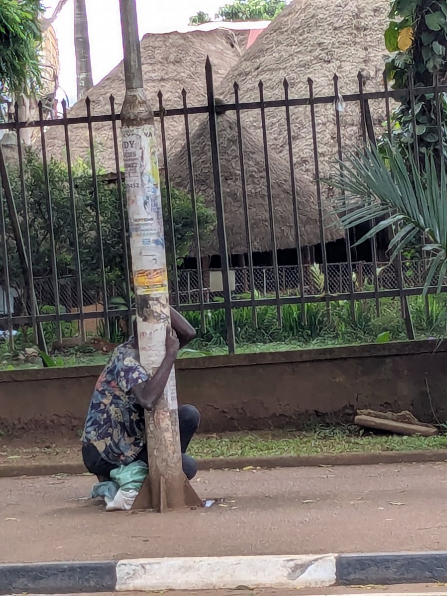 chills_valee's tweet photo. 🚨Stay Alert!

There is an Ebola patient sighted around the National Theatre. 

The police are redirecting people to avoid crossing paths with the patient. https://t.co/AUjND2oncP