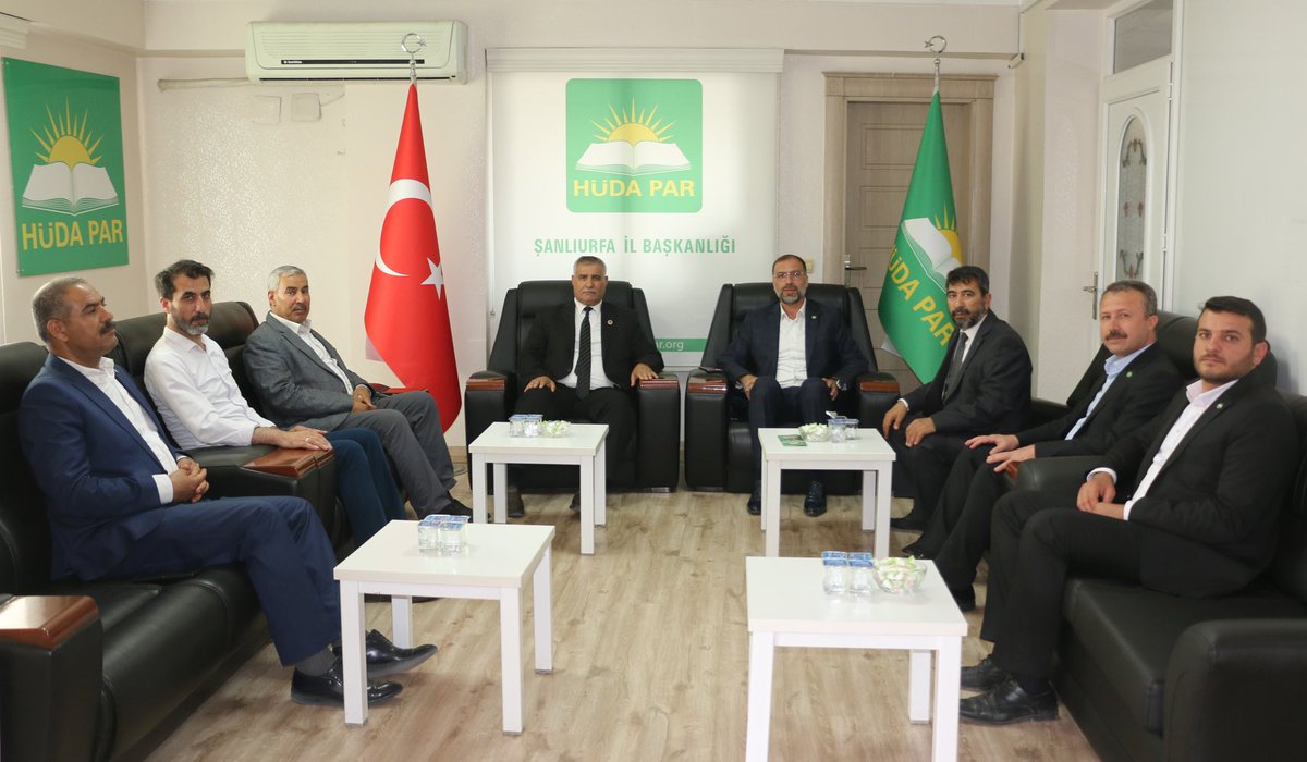 FarukPolat_'s tweet photo. Saadet Partisi Eyyübiye İlçe Başkanı Fehmi Altaş ve beraberindeki heyet, bayram vesilesiyle bizleri ziyaret ettiler. 

Nazik ziyaretlerinden dolayı kendilerine teşekkür eder, birlik ve beraberlik içinde nice bayramlar geçirmeyi temenni ederim.

@urfaSaadett
#Şanlıurfa https://t.co/WXeDM7ea0s