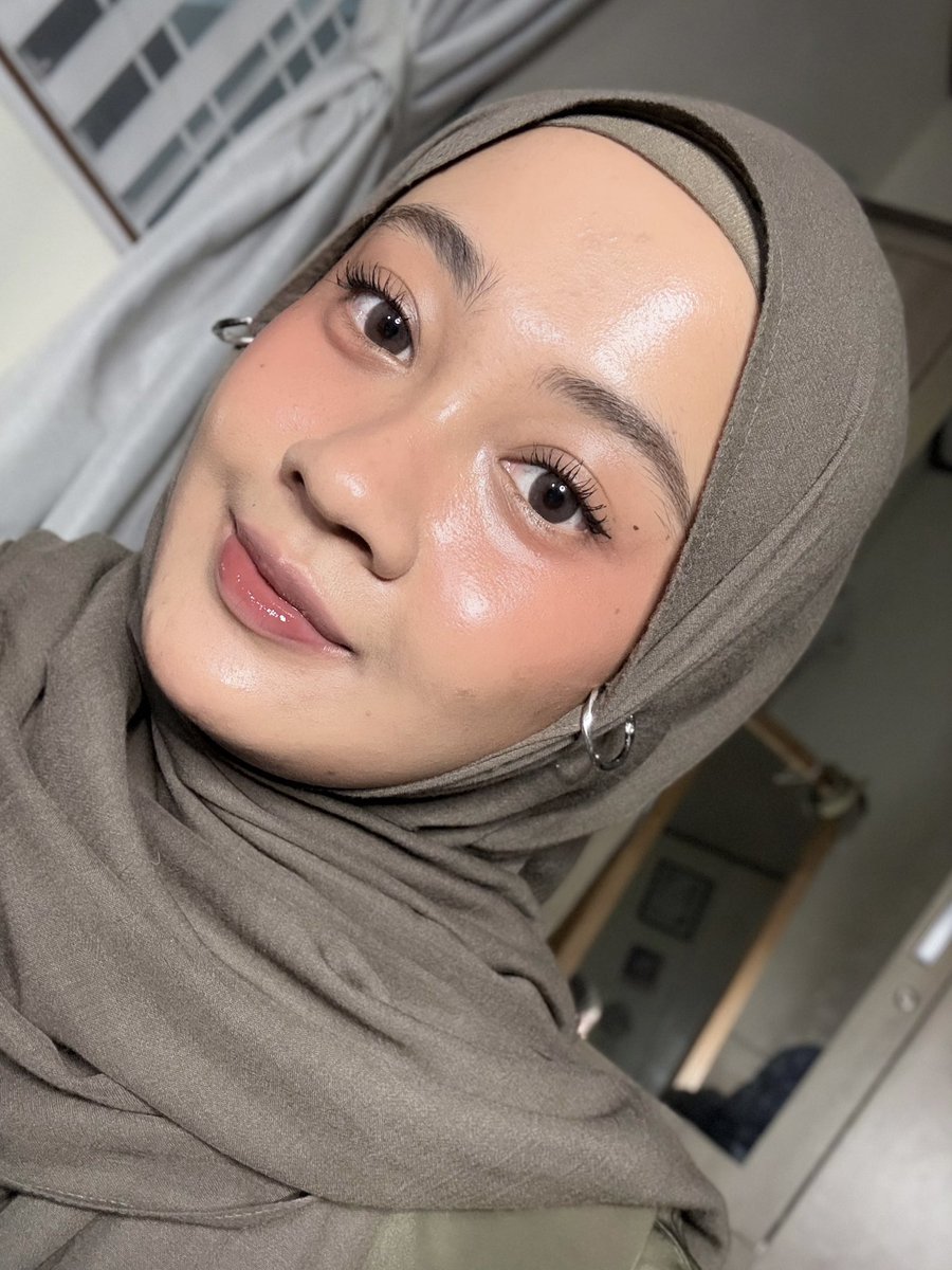Lusieinthesky's tweet photo. not too brown not too pink makeup di neutral to warm undertone. SUKAAAA💗 https://t.co/h3qrswsapv