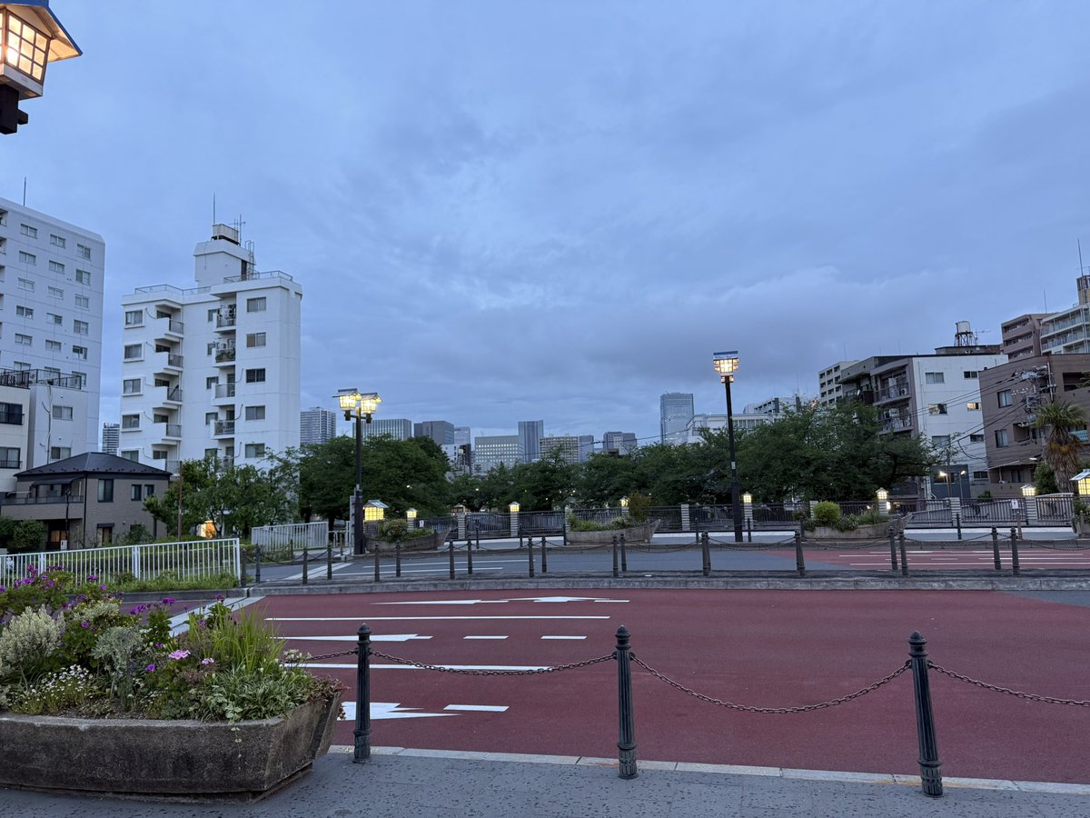 HiroMusician's tweet photo. 皆さまご無沙汰しておりますてんちょーです
ここ数ヶ月めちゃくちゃバタバタしててSNSから遠ざかった生活をしてました🙄

生意気にも近況報告とかさせて頂こうと思いますが、ようやく引っ越しに成功しました。
東京23区随一のベイエリア、江東区デビューです😆
地名は「門前仲町」🎉 https://t.co/di2KKQBe8J