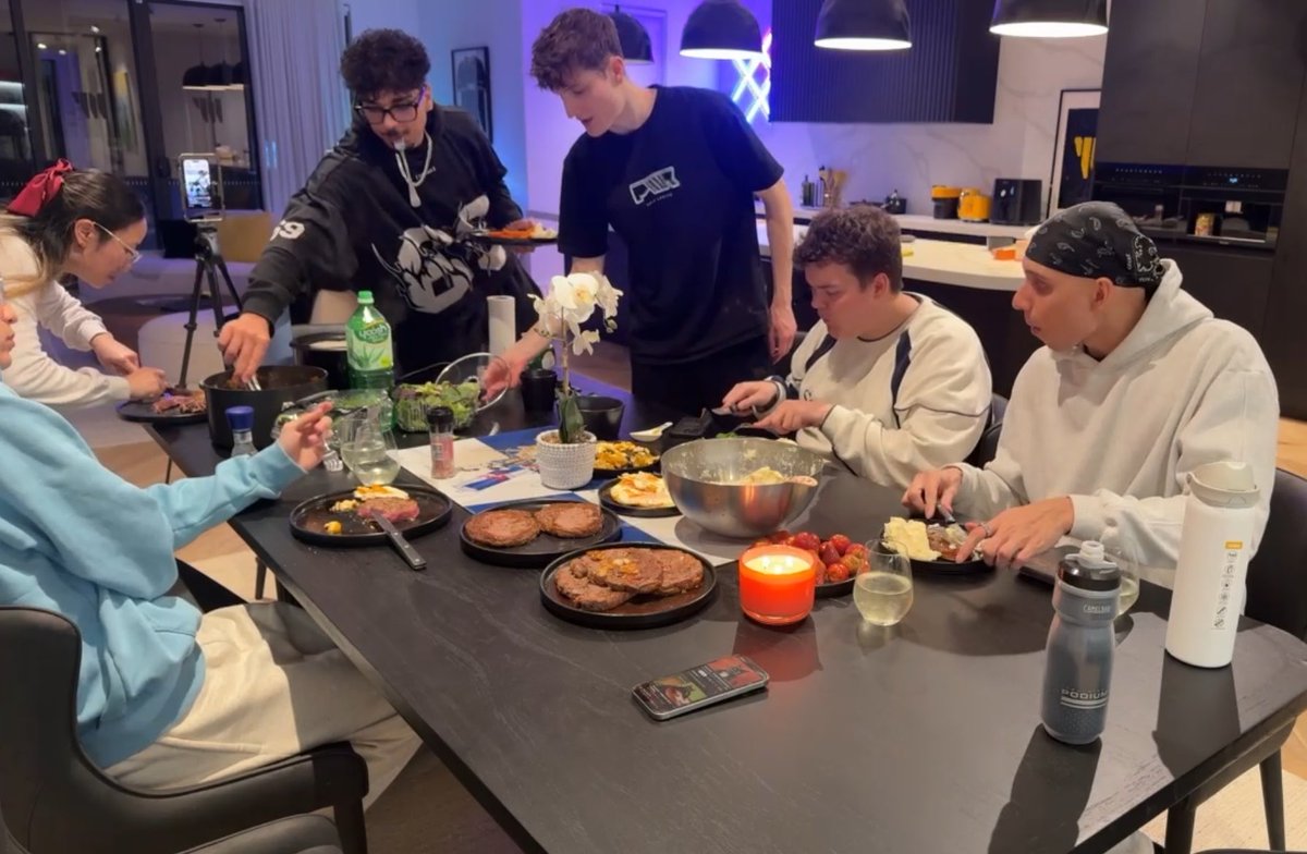 PWRUpdates's tweet photo. Family Dinner at the PWR House 🥹 https://t.co/7VVarRmk70