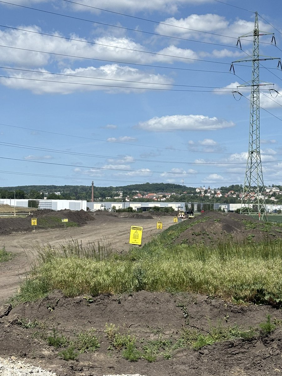 MatlRadek's tweet photo. ŘSD dnes zahájilo realizaci stavby “I/16 Mladá Boleslav - Martinovice”. Součástí stavby v kat. S 13,5/90 (2+1) délky 8,2 km, kterou bude odvedena tranzitní doprava ze sil. I/16, je mj. 10 mostů, 2 mimoúrovňové křižovatky a 2 PHS v délce 508 m. Termín zprovoznění je v 06/2028. https://t.co/wfIWTfyAv6