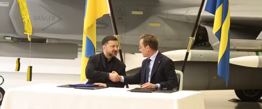 uslavesslan's tweet photo. Korta personer håller ihop!! https://t.co/CgmoH65NCj