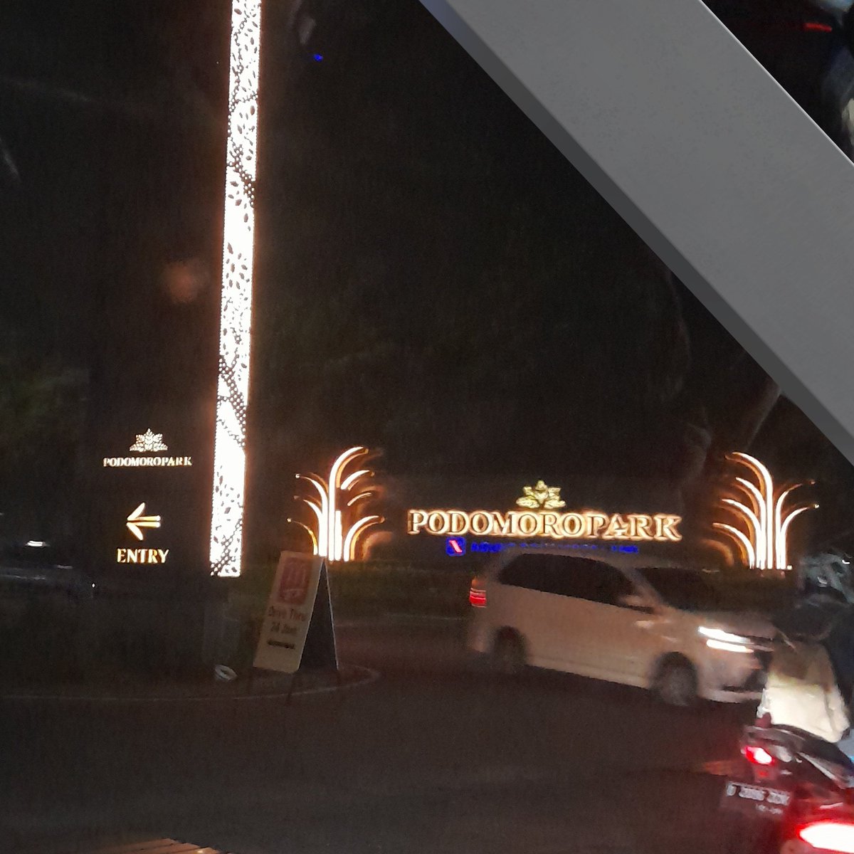 asterxles's tweet photo. akhirnya pulang dan sampai di bandung xixixix

menengok avehiran dulu xixixi😗😗👋🏻👋🏻 https://t.co/cncgIjiOMo