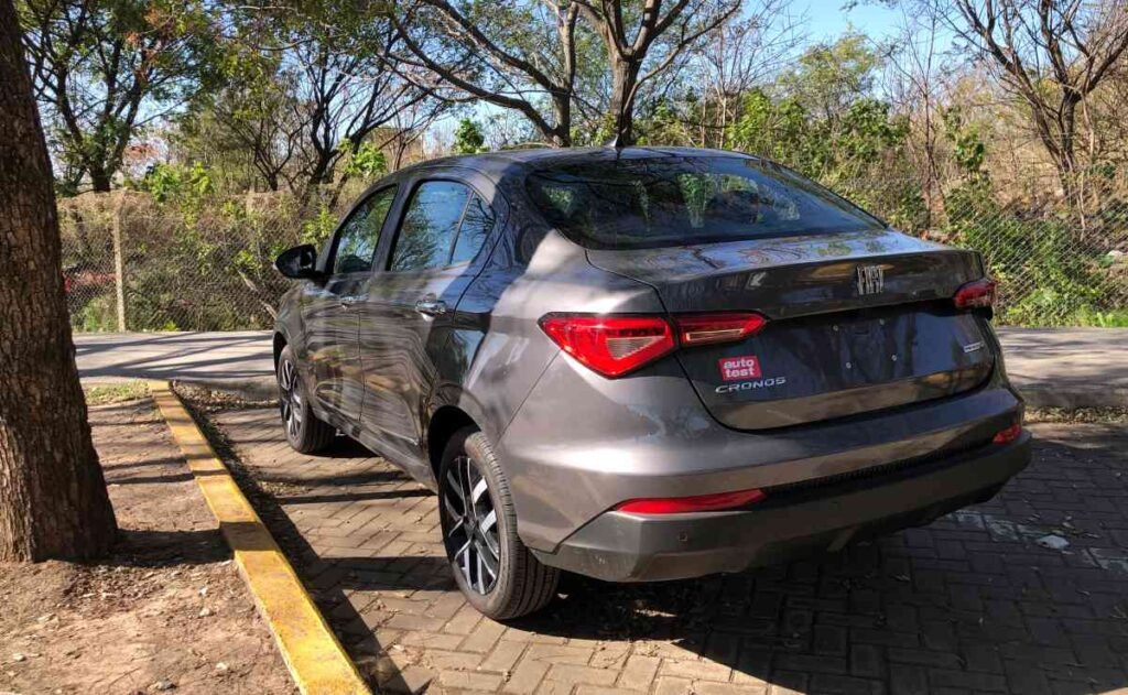 AutoTestArg's tweet photo. 🚗 El Fiat Cronos Like sigue como la entrada de gama del sedán más vendido del país.

👉🏾 Motor 1.3 de 99 CV
👉🏾 Caja manual de 5ta
👉🏾 Baúl de 525 litros
👉🏾 Precio: $31.120.000
¿Sigue siendo una compra lógica? https://t.co/oFwruKBoNa