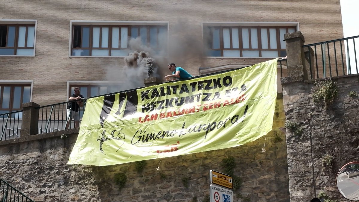 AhotsaInfo's tweet photo. [🎦BIDEOA] Euskal gehiengo sindikala Gobernuak CCOOrekin eta UGTrekin adostutako Funtzio Publikoaren Estatutuaren aurka mobilizatu da https://t.co/oF21O858Oz https://t.co/ebwxcxEBLZ