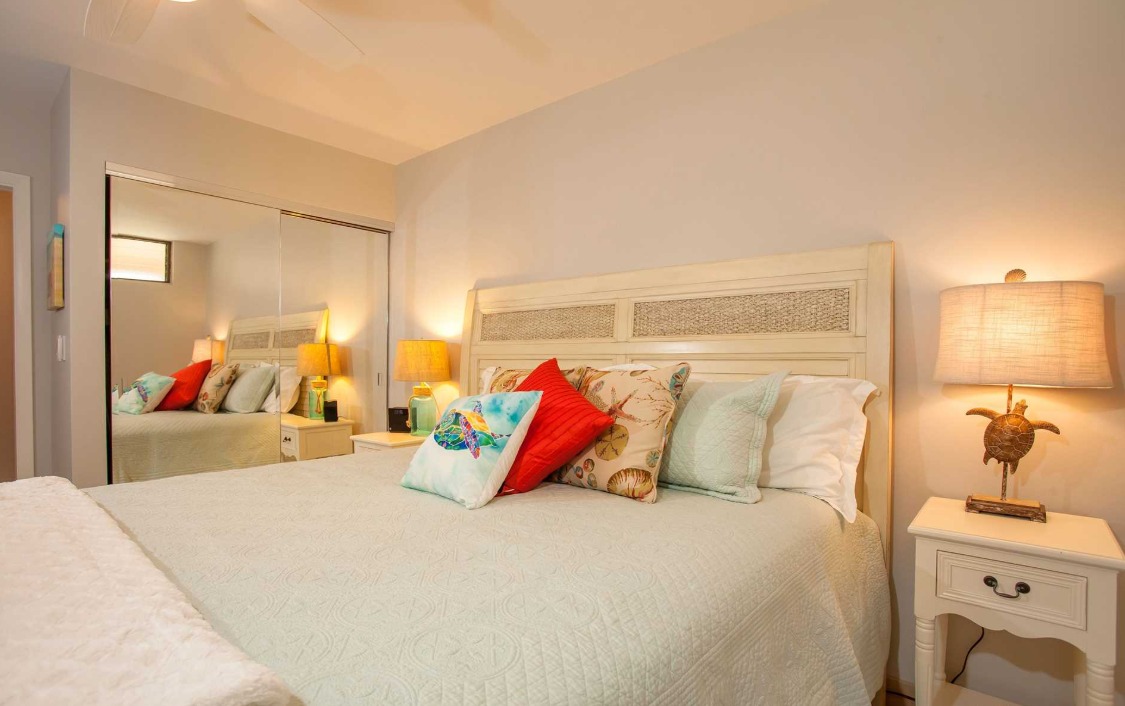 MauiVisionRent's tweet photo. 🌺 Escape to Maui at Kihei Akahi D605! Top-floor 1BR penthouse with stunning ocean, sunset &amp; island views 🌅 Walk to Kama‘ole Beach II, enjoy A/C, pool, pickleball &amp; more. Your perfect island getaway awaits 🏝️
Book now! https://t.co/VjkI8t2Fab https://t.co/zDXhgJQG2N