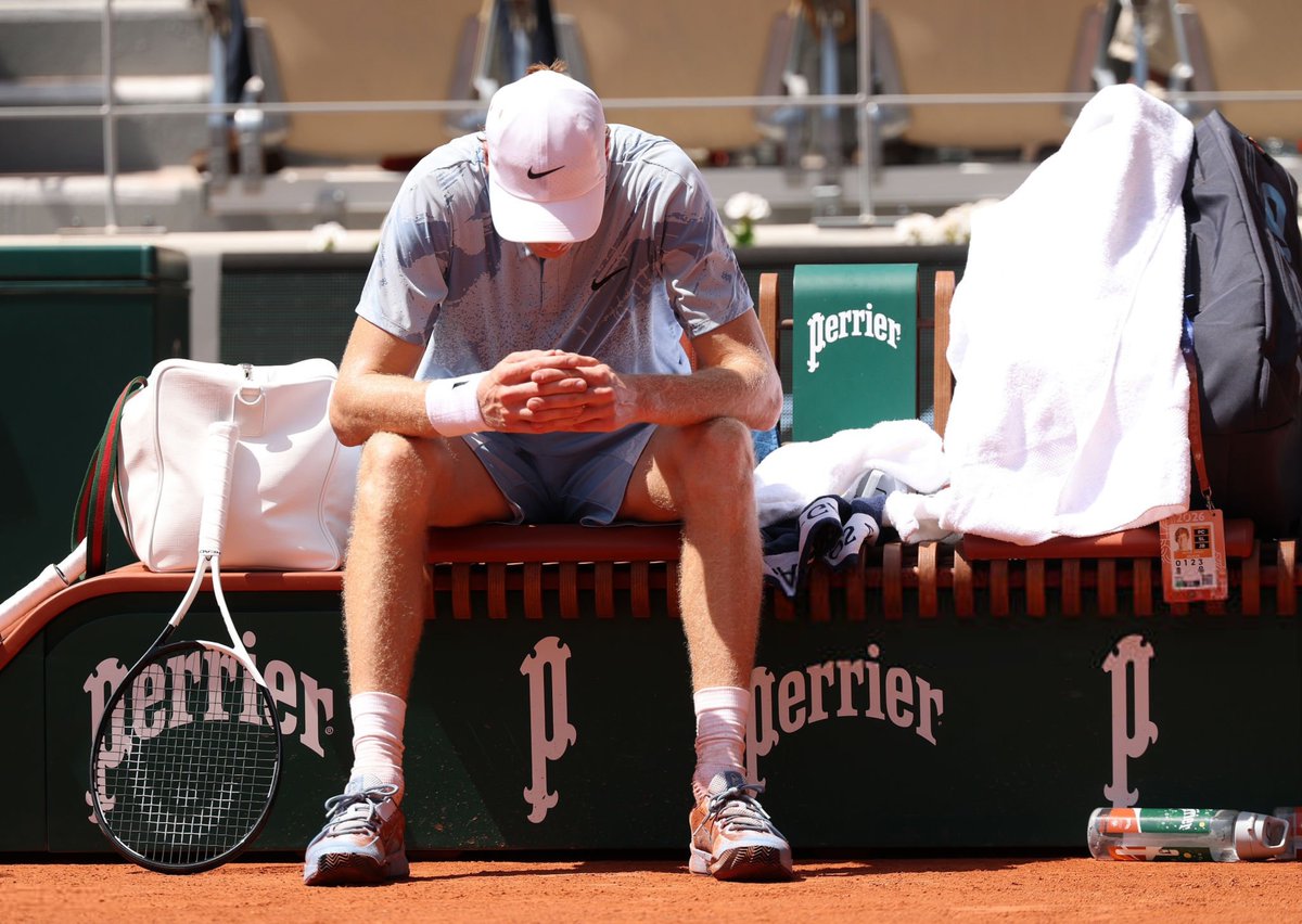 SinnerTheFox's tweet photo. سينر يخسر المجموعة الثالثه 7-5. 
2-1 سينر 

الى المجموعة الرابعه .. الله يستر 
#RolandGarros https://t.co/OUxEZdMDFs