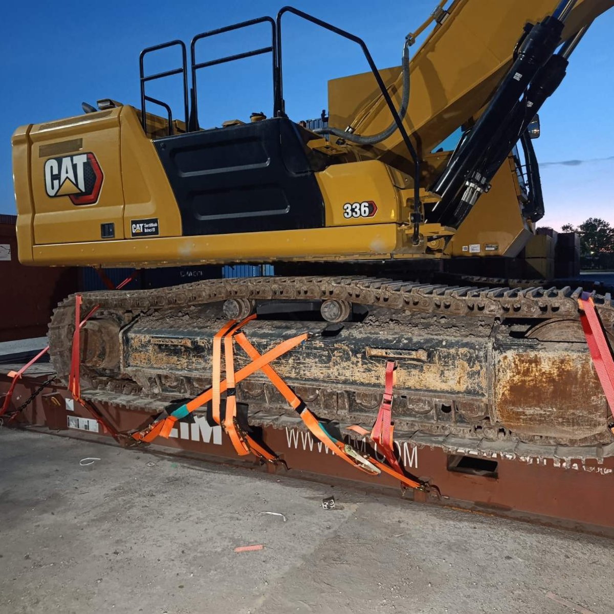 GoShippingGR's tweet photo. 🏗️ Transporting heavy machinery is kind of our thing!

#OOG #flatrack #freight #freightservices #goshipping https://t.co/LoBoKtTq6Z