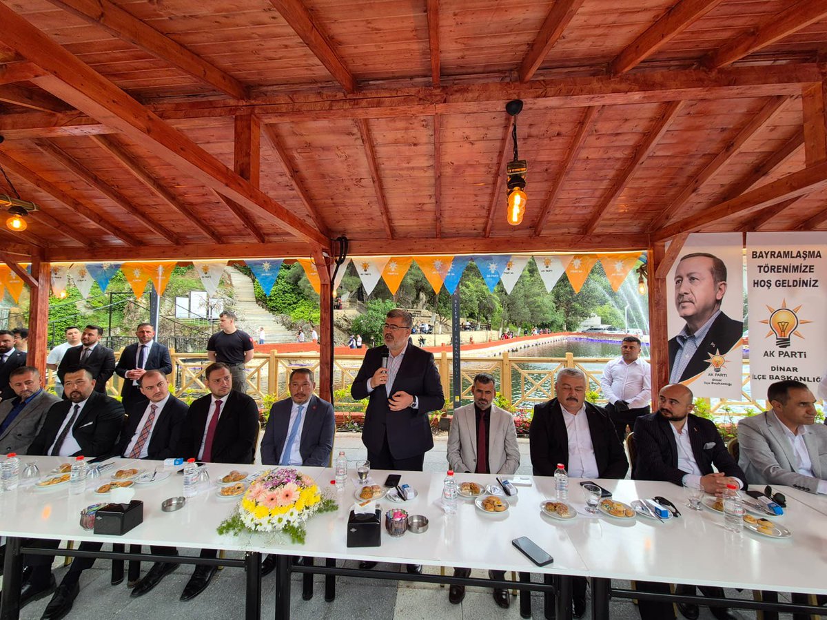 avaliozkaya's tweet photo. 📍Dinar

Kurban Bayramı’nın bereketini ve sevincini hemşehrilerimizle birlikte yaşadık.

İlçe Başkanımız Hüseyin Demir, Belediye Başkanımız Veysel Topçu, teşkilat mensuplarımız ve kıymetli hemşehrilerimizle bayramlaşarak gönül birlikteliğimizi pekiştirdik.

Rabbim birlik ve beraberlik içerisinde nice bayramlara kavuşmayı nasip eylesin.
