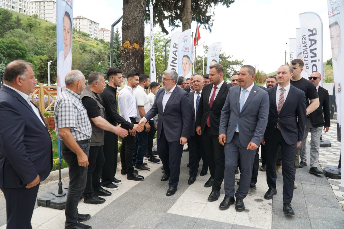 avaliozkaya's tweet photo. 📍Dinar

Kurban Bayramı’nın bereketini ve sevincini hemşehrilerimizle birlikte yaşadık.

İlçe Başkanımız Hüseyin Demir, Belediye Başkanımız Veysel Topçu, teşkilat mensuplarımız ve kıymetli hemşehrilerimizle bayramlaşarak gönül birlikteliğimizi pekiştirdik.

Rabbim birlik ve beraberlik içerisinde nice bayramlara kavuşmayı nasip eylesin.