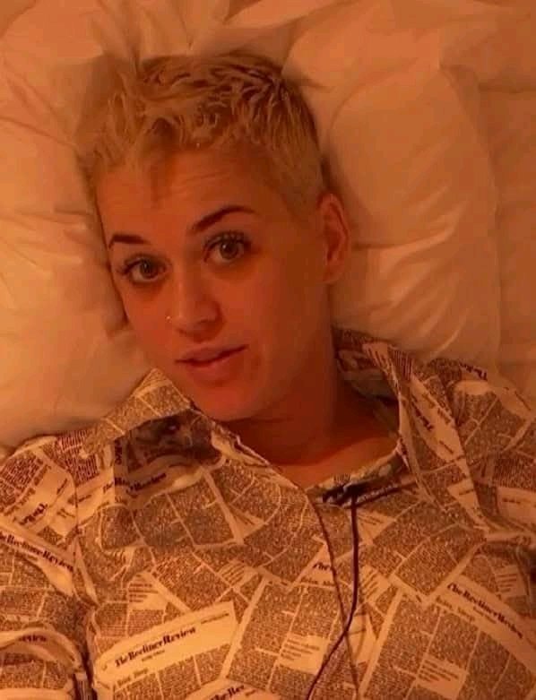 KarmaIsACat_5's tweet photo. Nunca olvidemos cuando Katy Perry compartía una foto de unas galletas que Taylor Swift le había horneado donde decía: “Al fin, paz”, acabando aparentemente con su enemistad.

Al día siguiente, Katy Perry fue hospitalizada por una infección estomacal. https://t.co/gbYHZtD0jY