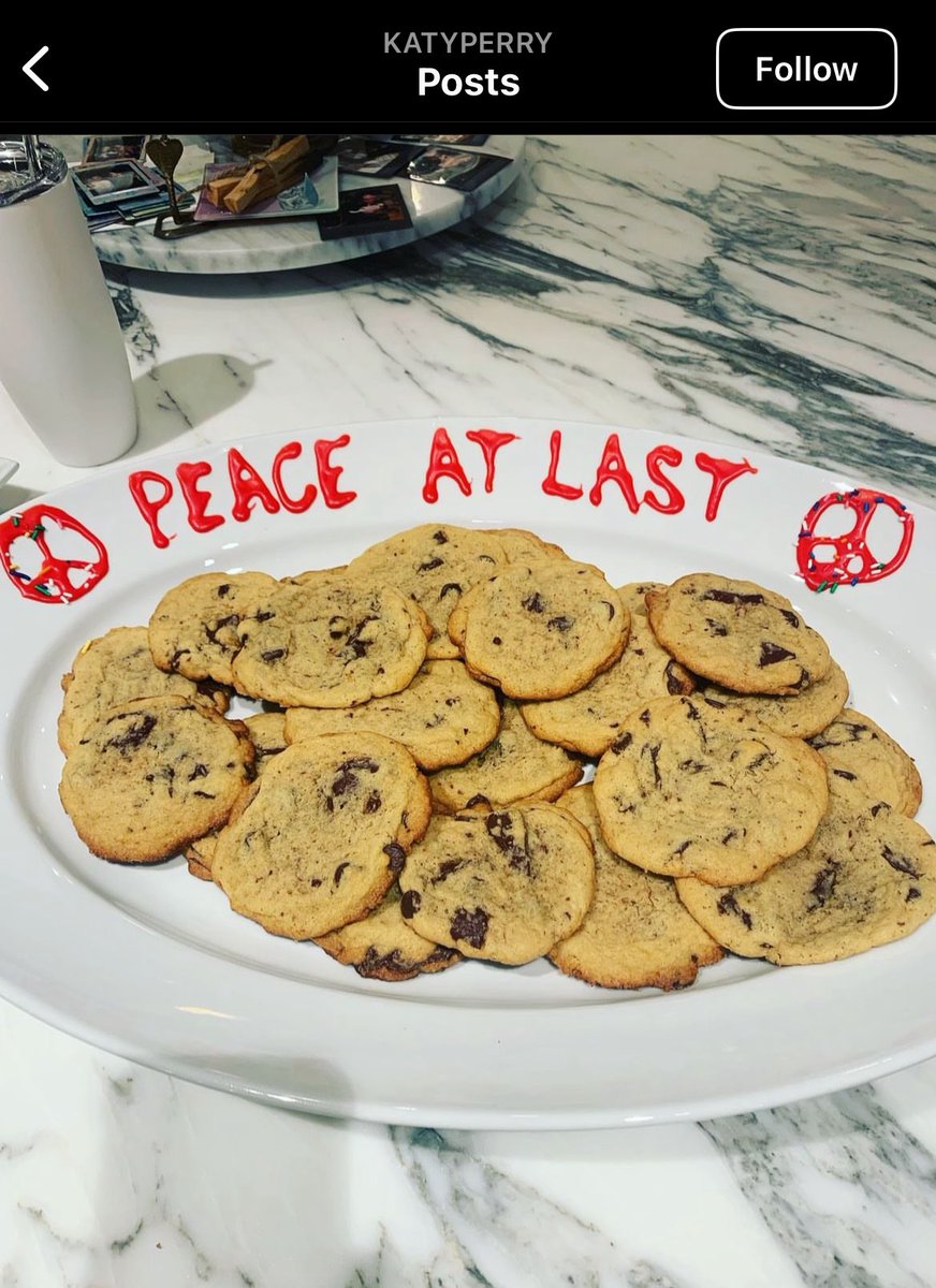 KarmaIsACat_5's tweet photo. Nunca olvidemos cuando Katy Perry compartía una foto de unas galletas que Taylor Swift le había horneado donde decía: “Al fin, paz”, acabando aparentemente con su enemistad.

Al día siguiente, Katy Perry fue hospitalizada por una infección estomacal. https://t.co/gbYHZtD0jY