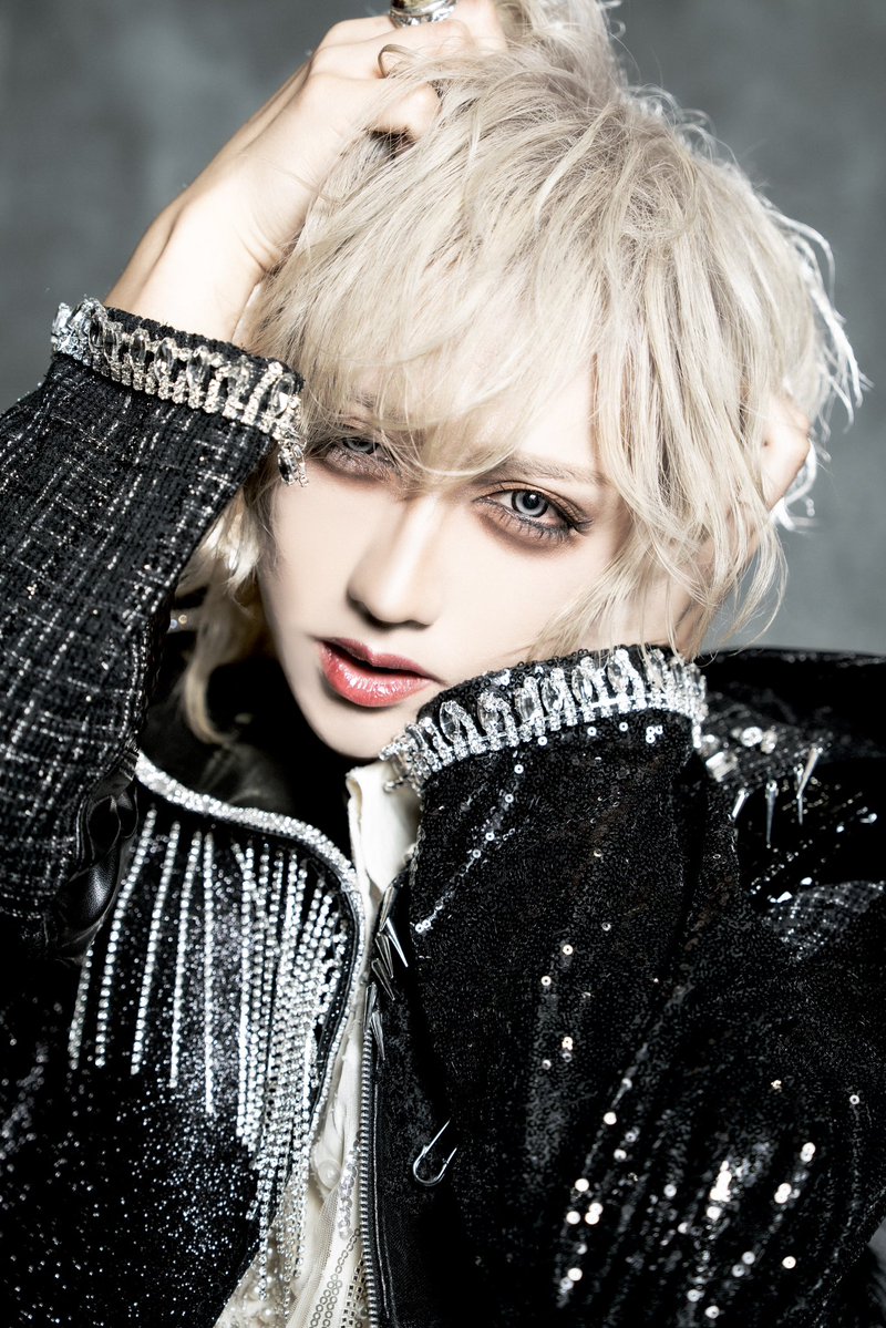 FUR_Cion's tweet photo. デビュー

何のために生きるのか
これから見つけていこうね https://t.co/brfsUNwjkG