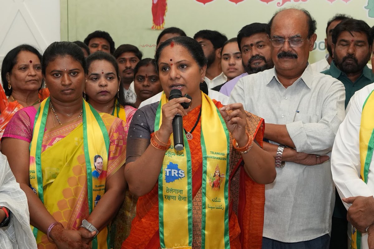 OfficeOfKavitha's tweet photo. ఉమ్మడి ఆదిలాబాద్ కు చెందిన సీనియర్ నాయకులు, మాజీ మంత్రి బోడ జనార్థన్ ఆయన అనుచరులకు కండువా కప్పి టీఆర్ఎస్ పార్టీ లోకి ఆహ్వానించిన టీఆర్ఎస్ చీఫ్ కల్వకుంట్ల కవిత గారు

🔹సబ్బండ తెలంగాణ వర్గాల గతి మార్చే అభివృద్ధి ప్రణాళిక తయారు చేస్తున్నాం

🔹ఆ అభివృద్ధి ప్రణాళిక విప్లవత్మక మార్పు తెస్తుంది. తెలంగాణ ప్రజలు సిద్ధంగా ఉండాలి

🔹సింగరేణి, ఆర్టీసీ కార్మికులను ఈ ప్రభుత్వం ఘోరంగా మోసం చేస్తోంది

🔹కార్మికులకు మినిమమ్ వేజెస్ ఫిక్స్ చేశామని చెప్పి వారికి ముఖ్యమంత్రి తీరని అన్యాయం చేస్తున్నారు

ఈ సందర్భంగా కల్వకుంట్ల కవిత గారు మాట్లాడుతూ...
  
🔹సబ్బండ తెలంగాణ వర్గాల గతి మార్చే అభివృద్ధి ప్రణాళిక సిద్ధం చేస్తున్నామని...అది తెలంగాణలో విప్లవాత్మక మార్పులు తెస్తుందని తెలంగాణ రక్షణ సేన చీఫ్ కల్వకుంట్ల కవిత అన్నారు. ఉమ్మడి ఆదిలాబాద్ జిల్లా కు చెందిన సీనియర్ నాయకులు, మాజీ మంత్రి బోడ జనార్థన్ తో పాటు ఆయన అనుచరులు  టీఆర్ఎస్ లో చేరారు. గురువారం బంజరాహిల్స్ లోని తెలంగాణ రక్షణ సేన కార్యాలయంలో వారికి కండువాలు కప్పి టీఆర్ఎస్ లోకి ఆహ్వానించారు. ఈ సందర్భంగా కవిత మాట్లాడుతూ రాజకీయాల్లో అపార అనుభవం ఉన్న బోడ జనార్దన్ చేరికతో టీఆర్ఎస్ కు మరింత బలం చేకూరిందన్నారు. చిన్న వయసులోనే కార్మిక శాఖ  మంత్రిగా, ఆర్టీసీ ఛైర్మన్ గా పనిచేసిన జనార్థన్.. సింగరేణి కార్మికులు, ఆర్టీసీ కార్మికుల కోసం ఎంతో కృషి చేశారన్నారు. ఆయన హోదాకు తగిన విధంగా పార్టీలో ప్రాధాన్యం ఇస్తామన్నారు. ముఖ్యమంత్రి రేవంత్ రెడ్డి సింగరేణి, ఆర్టీసీ కార్మికులకు అన్యాయం చేస్తూ కర్కషంగా వ్యవహరిస్తున్నారని మండిపడ్డారు. 

సబ్బండ వర్గాల అభివృద్ధి ప్రణాళిక:-

🔹తెలంగాణ రాజకీయాల్లో కొత్త ఒరవడి సృష్టించేందుకు ఏర్పడిందే తెలంగాణ రక్షణ సేన అని కవిత అన్నారు. సబ్బండ తెలంగాణ వర్గాల గతి మార్చే అభివృద్ధి ప్రణాళికను  తయారు చేస్తున్నామని... త్వరలోనే ఆ ప్రణాళికను  ప్రకటిస్తామని చెప్పారు. ఇందుకోసం చాలా సీరియస్ గా కసరత్తు చేస్తున్నామన్నారు. తాము తీసుకురాబోయే ప్రణాళిక తెలంగాణలో విప్లవాత్మక మార్పులు తెస్తుందని కవిత చెప్పారు. తమ పార్టీ సమసమాజ స్థాపన కోసం ఏర్పడిందని... తాము కచ్చితంగా తెలంగాణ ప్రజల ఇంటి పార్టీగా మారుతామన్నారు. ప్రశ్నించటం, పోరాటడటం, పరిష్కరించటం అనే విధానంతో తాము ముందుకు వెళ్తున్నామని కవిత చెప్పారు. కొంతమంది ప్రశ్నిస్తారు. మరికొంతమంది పోరాటం చేస్తారు. కానీ తమ పార్టీ ప్రశ్నించి, పోరాడి, పరిష్కరించే వరకు సమస్యను వదిలిపెట్టదన్నారు. జనం బాట కార్యక్రమం లో మనం ప్రస్తావించిన సమస్యల్లో  25 సమస్యలకు పరిష్కారం లభించిదని గుర్తు చేశారు. పాలమూరు- రంగారెడ్డి ప్రాజెక్ట్ ను మనం ప్రశ్నిస్తే ముఖ్యమంత్రి రివ్యూ చేశారు. ఉద్యమాలు చేయకండి మేము పనులు ప్రారంభిస్తామని హామీ ఇచ్చారన్నారు. నల్గొండలో 35 ఏళ్లుగా పెండింగ్ లో ఉన్న బ్రిడ్జి పనులను జనంబాటలో ప్రస్తావిస్తే...ఇప్పుడు ఆ బ్రిడ్జి పనులను ప్రారంభించారని కవిత గుర్తు చేశారు. 

కార్మికులకు తీరని అన్యాయం:-

🔹సింగరేణి, ఆర్టీసీ సహా అన్ని రంగాల్లోని కార్మికులను రేవంత్ సర్కార్ ఘోరంగా మోసం చేస్తోందని కవిత ఆవేదన వ్యక్తం చేశారు. కార్మికులకు మినిమమ్ వేజేస్ ఫిక్స్ చేశామంటూ గతంలో ఎవరు ఇలా చేయలేదని ఈ ముఖ్యమంత్రి చెబుతున్నారని కవిత అన్నారు. కానీ ఆయన మినిమమ్ వేజేస్ పేరుతో పచ్చి దగా చేశారన్నారు. ఆరేళ్ల క్రితమే మల్కాజ్ గిరి ఎంపీగా ఉన్నప్పుడు అప్పటి సీఎం కు కార్మికులకు మినిమమ్ వేజేస్ 20 వేలు ఉండాలని రేవంత్ రెడ్డి లేఖ రాశారని చెప్పారు. ఆయన లేఖలో ఏదైతే కేటగిరీ చెప్పారో ఆ కేటగిరీకి ముఖ్యమంత్రి అయ్యాక రేవంత్ రెడ్డి రూ. 16 వేల వేతనం ఫిక్స్ చేశారన్నారు. అంటే ఆరేళ్ల తర్వాత నాలుగు వేలు తగ్గించి 16 వేల వేతనం ఇస్తామని గొప్పగా చెబుతుండటం కార్మికులను నయవంచనకు గురిచేయటమేనని చెప్పారు. ఇక సింగరేణిలో కార్మికుల చెమట, రక్తాన్ని పీల్చి మరి దోపిడీకి పాల్పడుతున్నారని విమర్శించారు. ఒక్క రూపాయి తో అయ్యే పనికి పది రూపాయలు ఖర్చు చేస్తూ అవినీతికి పాల్పడుతున్నారంటూ ఆవేదన వ్యక్తం చేశారు. తెలంగాణ వచ్చాక మనం డిపెండెంట్ ఉద్యోగాలు సాధించుకున్నాం. కానీ కాంగ్రెస్ వాటిని పొగొట్టే పనిచేస్తోందని కవిత మండిపడ్డారు. ఐఎన్ టీయూసీ, దాని తోక పార్టీ తో అధికారం చెలాయిస్తూ కార్మికుల హక్కులను కాలరాస్తుందని విమర్శించారు. బోడ జనార్థన్ రాకతో మా హెచ్ఎంఎస్ కు సింగరేణిలో మరింత బలం వస్తుంది. ఆయన సహకారంతో సింగరేణి కార్మికుల కోసం ప్రభుత్వంపై మరింత గట్టిగా పోరాటం చేస్తామని కవిత చెప్పారు. 

ఆర్టీసీ విలీనం ఊసే లేదు:-

🔹రేవంత్ ప్రభుత్వం ఆర్టీసీ కార్మికులను కూడా అన్యాయం చేస్తుందన్నారు. ఆర్టీసీని ప్రభుత్వంలో విలీనం చేస్తామని చెప్పి రెండున్నరేళ్లు మొద్దు నిద్రపోయారని విమర్శించారు. రాజు గౌడ్ అనే ఆర్టీసీ డ్రైవర్ బలిదానం చేసుకునే వరకు కూడా విలీనం ఊసే ఎత్తలేదన్నారు. ఇటీవల పెట్రోల్ ధరలపై ధర్నా చేస్తున్న కాంగ్రెస్ నాయకులను ముందు వడ్లు కొనాలని సూచించినందుకు ఓ ఆర్టీసీ డ్రైవర్ ఉద్యోగం తీసేశారని ఆవేదన వ్యక్తం చేశారు. మళ్లీ మేమంతా పోరాటం చేస్తే వెనక్కి తగ్గారని చెప్పారు. అంటే ప్రశ్నిస్తే తట్టుకోలేని కర్కష పాలన ఈ రాష్ట్రంలో జరుగుతోందని మండిపడ్డారు. ఆర్టీసీ ఛైర్మన్ గా పనిచేసిన బోడ జనార్థన్ సహకారంతో ఆర్టీసీ కార్మికుల కోసం కూడా పోరాడుతామన్నారు.

మాజీ మంత్రి బోడ జనార్థన్ గారు మాట్లాడుతూ...

ఎన్టీఆర్, కేసీఆర్ కన్నా ఉన్నతంగా ఆలోచించారు:-

🔹ఒక మహిళ నాయకురాలు పార్టీ పెట్టి ప్రజల సమస్యల కోసం పోరాటం చేస్తానని ముందుకు రావటం చాలా ధైర్యంతో కూడిన విషయమని మాజీ మంత్రి బోడ జనార్దన్ అన్నారు. అప్పట్లో ఎన్టీఆర్ కూడు, గూడు, గుడ్డ అనే మూడు అంశాలతో అధికారంలోకి రాగా ఆ తర్వాత కేసీఆర్ గారు నీళ్లు, నిధులు, నియామకాలు అంటూ మూడు అంశాలతో అధికారంలోకి వచ్చారని చెప్పారు. కానీ కవిత మాత్రం పాంచజన్యం అంటూ ఐదు కీలకమైన అంశాలతో ఆ ఇద్దరు నాయకుల కన్నా ఉన్నతంగా ఆలోచించారని చెప్పారు. కవిత ప్రకటించిన మేనిఫెస్టో నచ్చి టీఆర్ఎస్ లో చేరుతున్నాన్నారు. రాష్ట్రానికి మహిళ సీఎం అయితే ఎంతో అభివృద్ధి ఉంటుందని చెప్పారు. ఇక నుంచి కాంగ్రెస్ పై పెద్ద ఎత్తున పోరాటం చేస్తూ... టీఆర్ఎస్ ను బలోపేతం చేసేందుకు కష్టపడి పనిచేస్తానని చెప్పారు.

#TRS