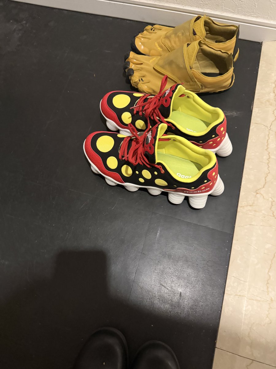 hekio3's tweet photo. 昔ほしかったリーボックの気持ち悪いスニーカーが復刻したから手に入れたった！ https://t.co/t4S5HfculT