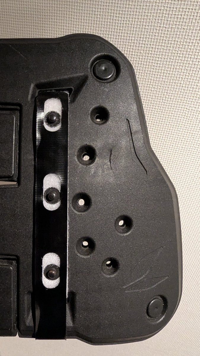 ENDe3's tweet photo. SSTR出走に備えて取り外ししていて気がつきました。過日にやらかした時に付いたキズみたいです。
なるほど…付けてなかったらどんなダメージだったんだろう
#プロテクター大事 https://t.co/wLZcM4rVcr