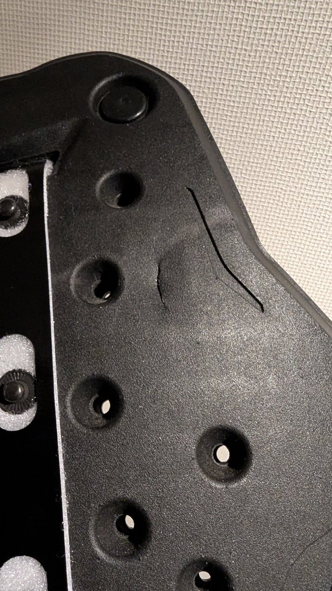 ENDe3's tweet photo. SSTR出走に備えて取り外ししていて気がつきました。過日にやらかした時に付いたキズみたいです。
なるほど…付けてなかったらどんなダメージだったんだろう
#プロテクター大事 https://t.co/wLZcM4rVcr