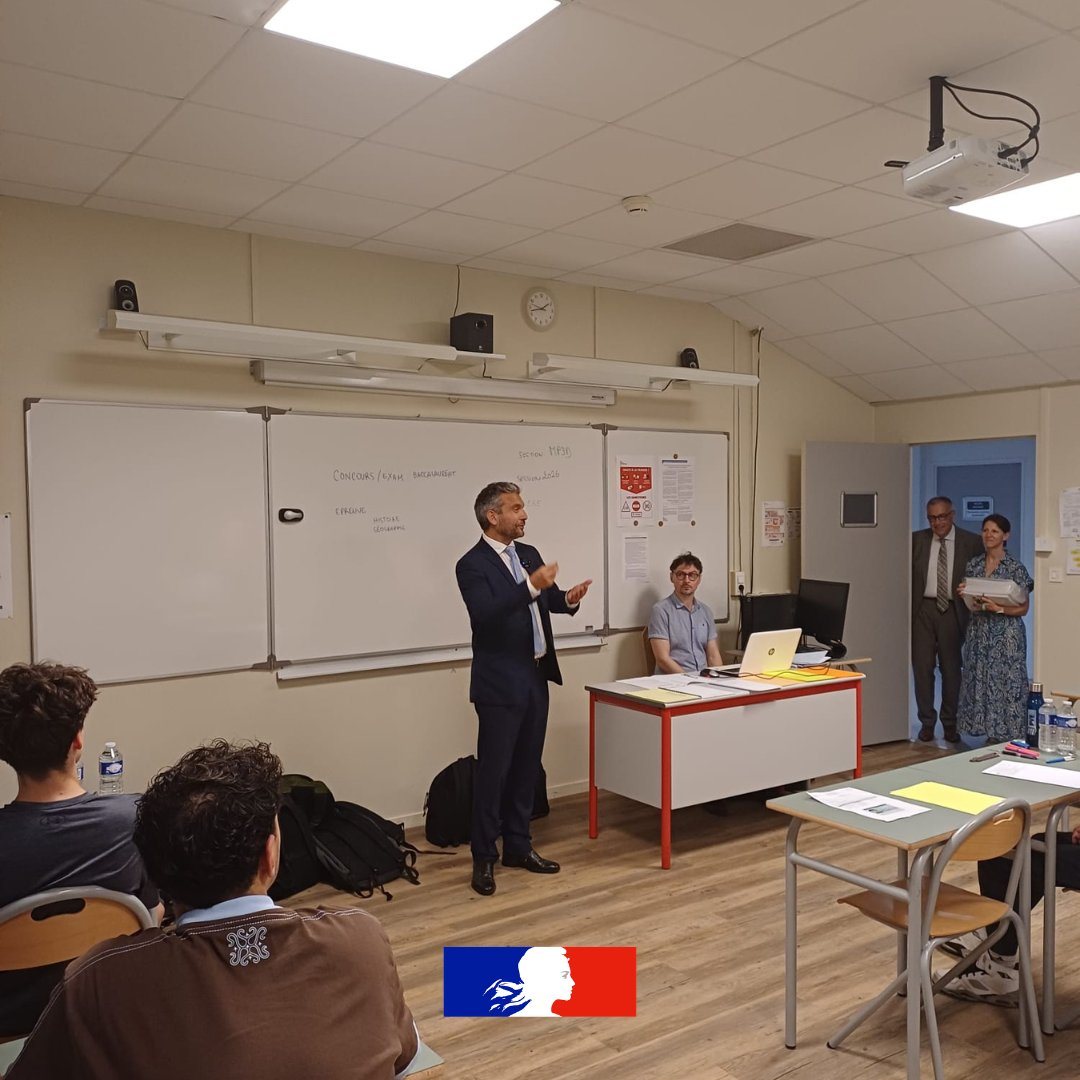 ac_orleanstours's tweet photo. Épreuve d'histoire-géographie-EMC du baccalauréat professionnel

Cet après-midi, le recteur @PhiAgresti était au lycée des métiers de l’industrie G. Eiffel de Tours (37) pour l’ouverture des sujets.
Bon courage et pleine réussite pour cette dernière épreuve de la journée☘️ https://t.co/NEG3psi9n9