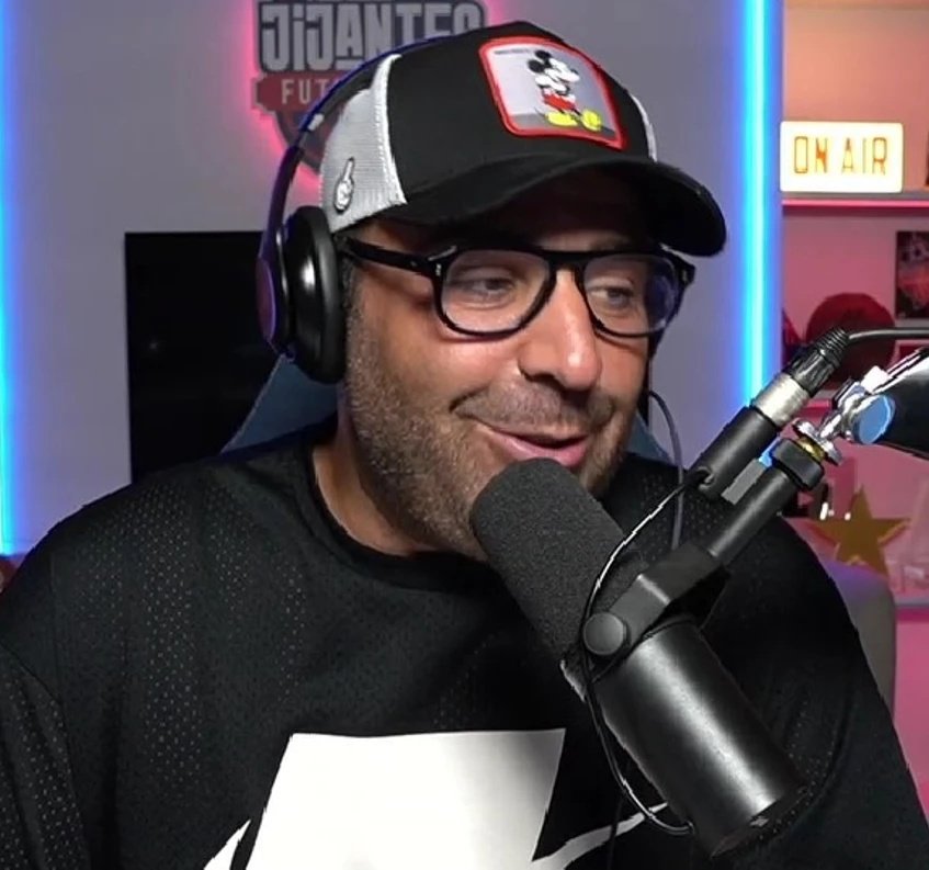 Sage_FCB's tweet photo. 🎙️ Gerard Romero on stream: Julian Alvarez to Barcelona deal progressing

🗣️ “Right now, this operation looks around 95% done. Barcelona have already presented the proposal, and from the feeling around the situation, Julián Álvarez already sees himself wearing the Barça shirt.

What’s important here is not only the financial side, but also the sporting project. The movement for Anthony Gordon changes the atmosphere around the club and gives the impression that Barcelona are building something ambitious again. That matters a lot to players.

Álvarez likes the idea of being part of a new era at Barça, and internally there is real confidence that the deal can be completed. The club also wants to move quickly and avoid dragging this situation too close to the World Cup.”
