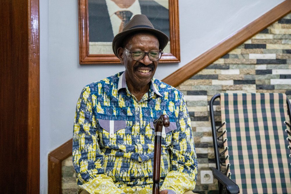 harerimana_tito's tweet photo. Sinzi ko washobora kurera umwana udafite akanyafu - Mudidi

Inararibonye mu burezi wanabaye Minisitiri w’Uburezi, Emmanuel Mudidi, yatangaje ko mu burezi haba hakenewe gutanga ibihano ariko bitagamije gutoteza umwana ahubwo byo kumukebura.

Mu burezi bw’u Rwanda hashize igihe harafashwe icyemezo cy’uko nta mwarimu ugomba guhanisha umwana inkoni.

Emmanuel Mudidi yabwiye RBA ko mu bihe bya kera abana bigaga ari bake cyane ndetse ubutegetsi bwahaga umwanya ubuhinzi gusa, bityo abarangiza umwaka wa gatandatu w’ayisumbuye bakaba mbarwa.

Ati “Ubu icyo tugamije ni uko umwana w’Umunyarwanda yiga ni cyo Leta ishaka kandi n’amahirwe ariho ariko ukavuga uti ‘none se ko hari n’abana bata amashuri?’ Hari ikintu tutavuze ariko gikomeye, ni ikinyabupfura. Sinzi ko ubu urubyiruko mufite ikinyabupfura cyinshi ngendeye kuri bya bindi bita uburenganzira bwawe n’ababyeyi bavuga ntubumve ngo ni uburenganzira bwawe.”

Nubwo uburezi mu Rwanda ari ubuntu ndetse abana bagaburirwa ku mashuri, ariko abarenga 4% buri mwaka usanga baravuye mu mashuri.

Mudidi yavuze ko mu burezi hadakoreshejwe akanyafu bitatanga umusaruro, kuko umwana aba agomba gukeburwa ariko n’ababahana bagasabwa kugira ikinyabupfura.

Ati “Sinzi ko washobora kurera umwana udafite akanyafu kuko reka mbabwire, kwiga ni ukwigana. Abana rero burya baba batureba twebwe abakuze. Uko twitwaye natwe baba batureba. Niba rero uri umubyeyi udafite ikinyabupfura ntabwo abana bazakigira…ariko ubundi wa munyafu ku mwana ni ngombwa kuko umwana agomba kwerekwa ibyo agomba gukora atabikora akabona n’ibihano.”

Imibare ya Miniteri y’Uburezi yo mu Ukuboza 2025 igaragaza ko u Rwanda rufite amashuri 5.041 yigamo abana miliyoni 4.766.125 bangana na 35% by’abaturage bose u Rwanda rufite, bivuze ko ⅓ cy’Abanyarwanda ari abanyeshuri.
