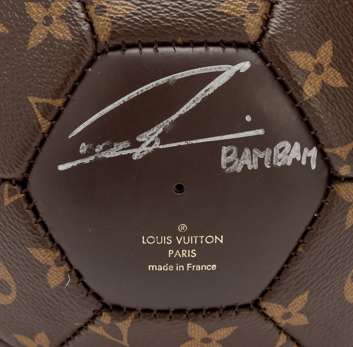nsblossoms's tweet photo. ลูกฟุตบอลลายโมโนแกรม #LouisVuitton | พร้อมลายเซ็นของ #BamBam @BamBam1A 

ราคาประมูล 1,000 - 2,000 ดอลลาร์สหรัฐ (ประมาณ 36,000 - 72,000 บาท)

#BamBamxLouisVuitton https://t.co/nJlQ7rgU6y