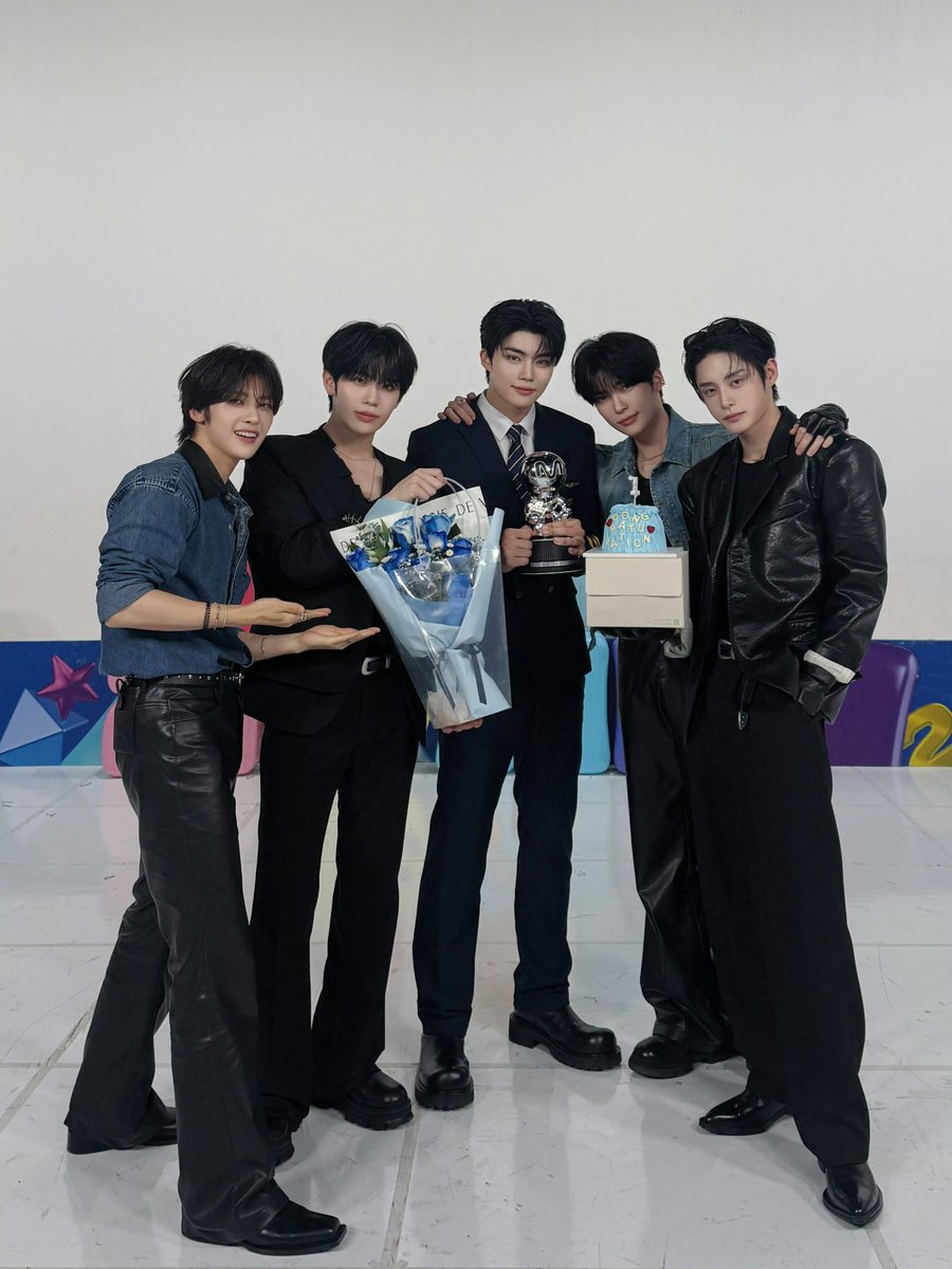 shbin_code's tweet photo. 260528 ZEROBASEONE Update

“ZEROSE, you are THE BEST🫶”

#Ascend- #TOP5 #ZEROBASEONE_TOP5 #ZEROBASEONE #ZB1 #제로베이스원 @ZB1_official https://t.co/tqhwazMVHf