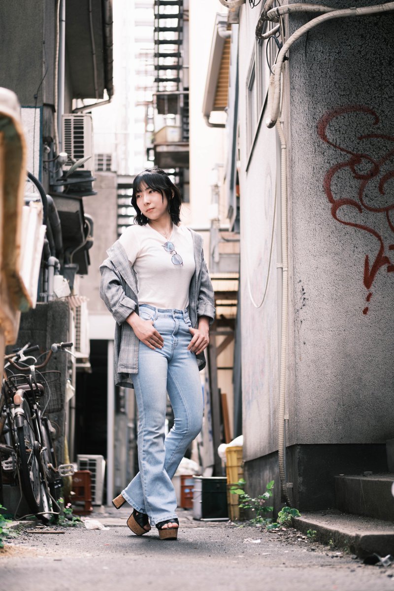 Photo_Eiji's tweet photo. 「とある街の、少し寂れた雰囲気が漂う路地裏にて。」

路地裏が持つ独特の空気感とサキさんのポージングのカッコよさを、じっくり見てもらえると嬉しいです。

model:sakiさん https://t.co/hMRVU3LLD3
