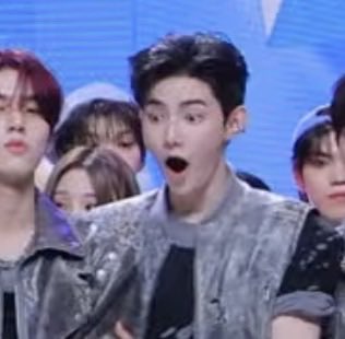 zhbinfile's tweet photo. THE WAY THEY HAD THE SAME REACTION WHEN THE WINNER WAS ANNOUNCED https://t.co/vlNLLrD9kq