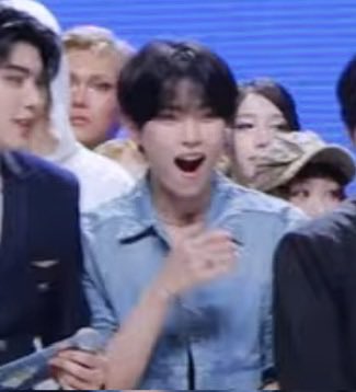 zhbinfile's tweet photo. THE WAY THEY HAD THE SAME REACTION WHEN THE WINNER WAS ANNOUNCED https://t.co/vlNLLrD9kq