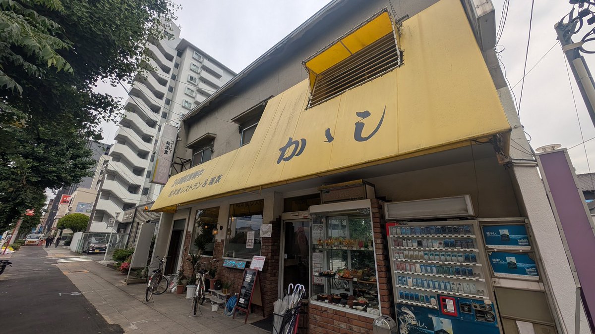 NGY201055's tweet photo. 今日のランチは念願のかかし。24時間営業してる喫茶店！昭和レトロな店内のテーブルは、マージャンゲームなのは昔から当たり前だったけど、20代の後輩は驚いてた、今日の日替わりランチは味噌カツに焼きそばと大満足なメニューで880円！今度は夜中に鉄板スパ食べに行こ https://t.co/b8lVmLklej