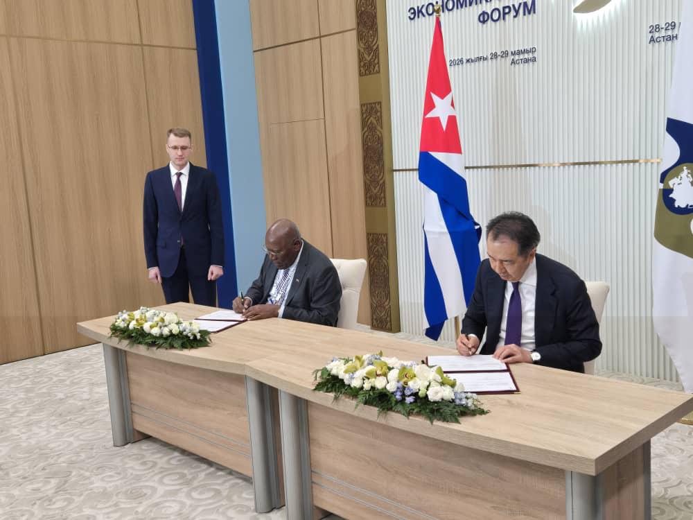SalvadorValdesM's tweet photo. Temprano en la mañana de hoy sostuve un cordial encuentro con el Sr Bakytzhan Sagintayev, Presidente del Colegio de la UEEA y posteriormente firmamos el Plan de Acción Conjunto entre Cuba y la UEEA. https://t.co/8CI50OfWTp