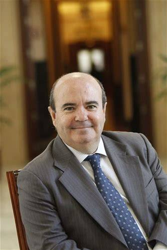 JRCR_1949's tweet photo. Así se juzga en España a un político socialista por robar:
2010- Es acusado del delito de prevaricación continuada
2019- La Audiencia Provincial de Sevilla le impuso 9 años de inhabilitación
2022- El Tribunal Supremo ratificó la condena 
2024- El Tribunal Constitucional anuló la condena
Con razón se les ve tan tranquilos.