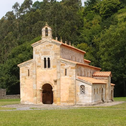 arteguias's tweet photo. San Salvador de Valdediós es uno de los monumentos estrella del patrimonio español. Insigne edificio de finales del siglo IX d.C., es un ejemplo de la avanzada arquitectura que llegó a desarrollar el Reino de Asturias a pesar de sus difíciles circunstancias.
#conventin #valdedios https://t.co/7IM1WBIZj0