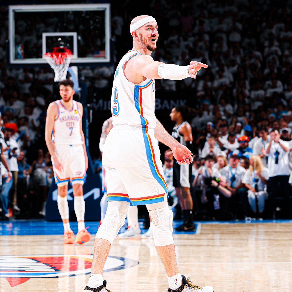 AroundTheGameIT's tweet photo. La panchina di OKC ha vinto il duello con quella di San Antonio in 5 gare su 5, +180 complessivo nella serie. Su tutti, Alex Caruso ha scritto un record per le Conference Finals, segnando 18 triple dalla panchina. Sarà ancora un fattore in Gara 6? 👉 https://t.co/5gavFuK1dn https://t.co/gdf4RInwOO