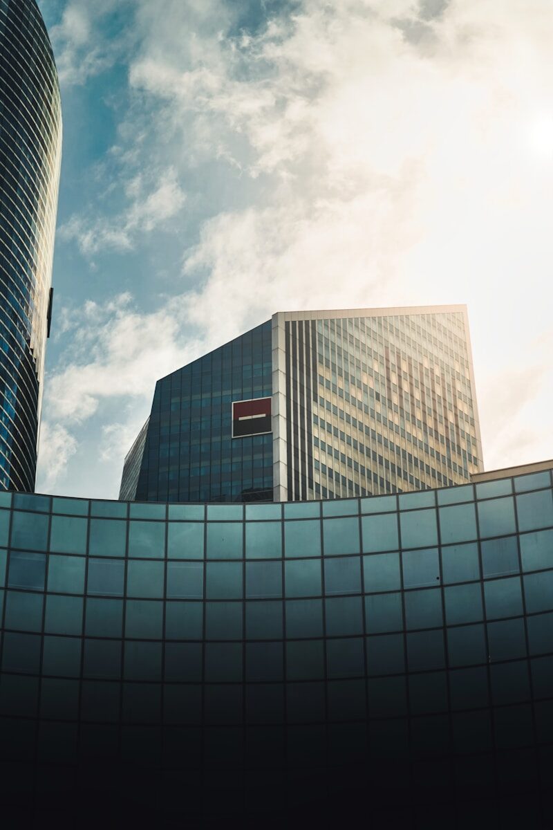 Planetes360's tweet photo. 20 millions d’euros d’amende et un blâme : le régulateur accuse la Société Générale d’avoir privilégié ses propres intérêts financiers au détriment de ses clients. Derrière l’offre Sobrio, une mécanique simple : vendre plus, intégrer automatiquement, encaisser, pendant que le client croit souscrire un service bancaire ordinaire. 💰⚠️

Le vrai scandale n’est pas seulement l’amende : c’est qu’une grande banque peut transformer l’opacité commerciale en modèle rentable, puis payer une sanction qui reste minuscule face à ses milliards. À partir de quand cesse-t-on d’appeler cela une “erreur” pour y voir un système organisé sur le dos des clients ? 🇫🇷

👉 Lisez l'article complet et non censuré : https://t.co/3430DrIIFC
