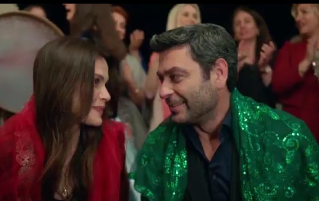 DiziqueenS's tweet photo. @Uzaksehirdizi @ayna_yapim @ayyapim @KanalD ALLAH KAHRETSİN!!! 😭 Ağlıyorum! Bu son olamaz!!! Alya, Meryem ve oğlu için gitmezdi... Ah, Gülizar, neden bunu yapıyorsun? Cihal mutlu olmayı hak ediyor!!! 🥺 #CihAl #DistantCity #CihAl #UzakŞehir https://t.co/fPjWRSIoYJ