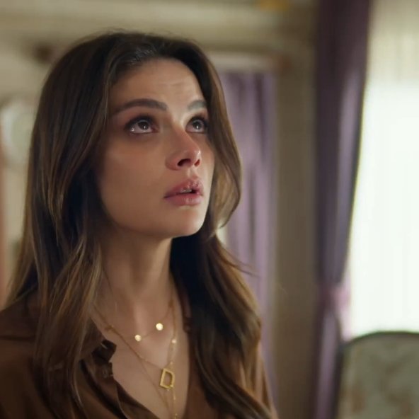 DiziqueenS's tweet photo. @Uzaksehirdizi @ayna_yapim @ayyapim @KanalD ALLAH KAHRETSİN!!! 😭 Ağlıyorum! Bu son olamaz!!! Alya, Meryem ve oğlu için gitmezdi... Ah, Gülizar, neden bunu yapıyorsun? Cihal mutlu olmayı hak ediyor!!! 🥺 #CihAl #DistantCity #CihAl #UzakŞehir https://t.co/fPjWRSIoYJ