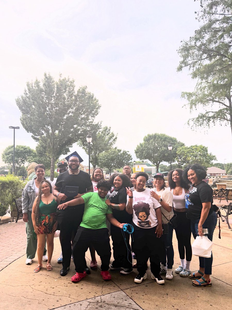 JohnTurntine's tweet photo. TBT: @TurntineJohn Congratulations 🎉🎊🍾🎈 again son for graduating high school.!! We are proud of you son. Amazing HS career. I love you ❤️ John III. #teamturntine #senior26🎓 #TINE #magnacumlaude #TINE https://t.co/5lFp5ODlmN
