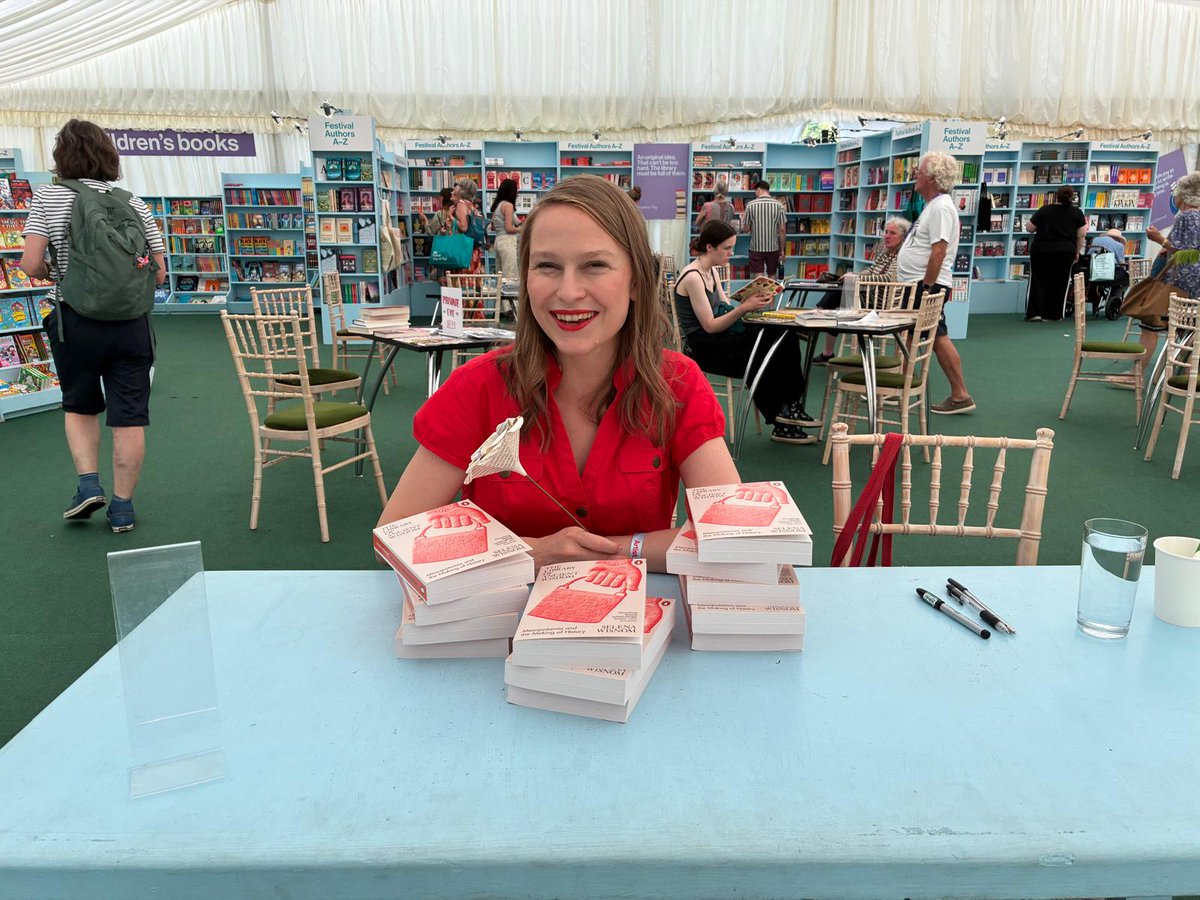 LSWisnom's tweet photo. A thousand people came to my talk at Hay Festival yesterday and I was signing books for 40 minutes afterwards the queue was so long 😮
Thanks to everyone who came and I look forward to teaching more people cuneiform this afternoon! https://t.co/POSMmTpqXx