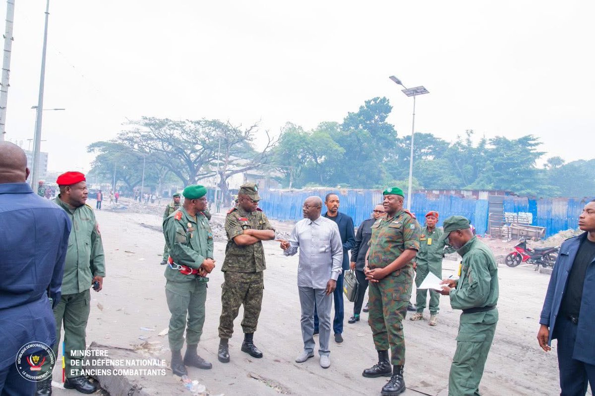DieumerciMat's tweet photo. #RDC: Le VPM de la défense nationale Me Guy Kabombo Muadiamvita, a effectué ce jeudi 28 mai 2026 une descente de terrain au grand marché de Kinshasa,(Zando), afin d’évaluer le dispositif sécuritaire déployé dans le cadre des travaux d’assainissement https://t.co/ZwS5B8Idm7