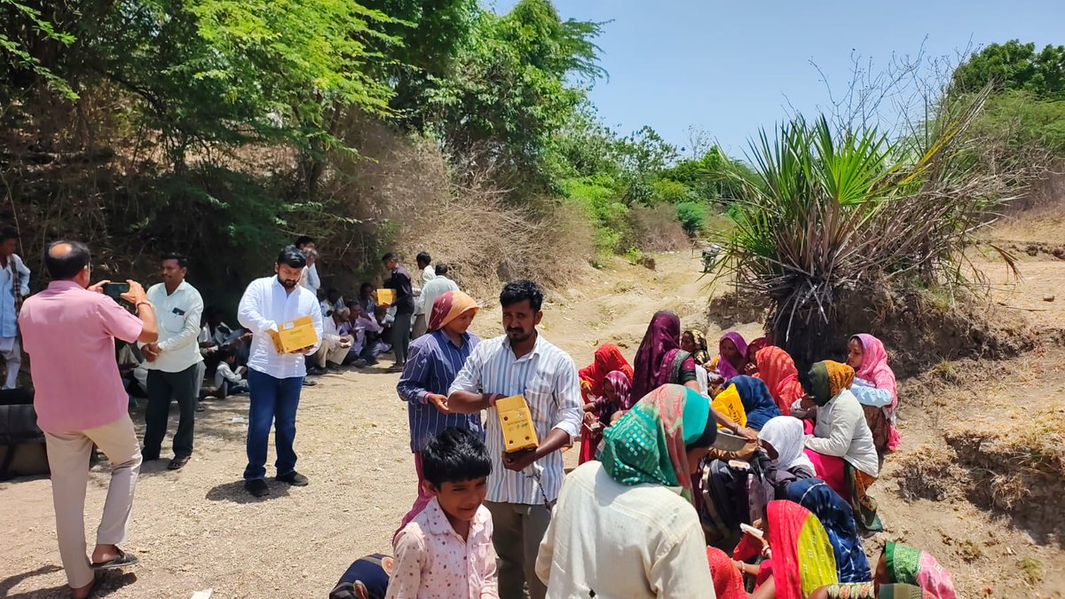 KCRathodUna's tweet photo. રાહત કામના ૫૦૦ જેટલા મજૂરોને આઇસ્ક્રીમ વિતરણ કર્યું.

ઉનાળાના શરીર બાળી નાખતા સૂર્યના તાપ વચ્ચે ખુલ્લામાં ચોકડીઓ ખોદવાનું કામ કરતા સીલોજ તથા એલમપુર ગામના રાહત કામના ૫૦૦ થી વધુ મજૂરોને તેમના કામના સ્થળ પર જઈને (1/1) https://t.co/DIqhyzLd88