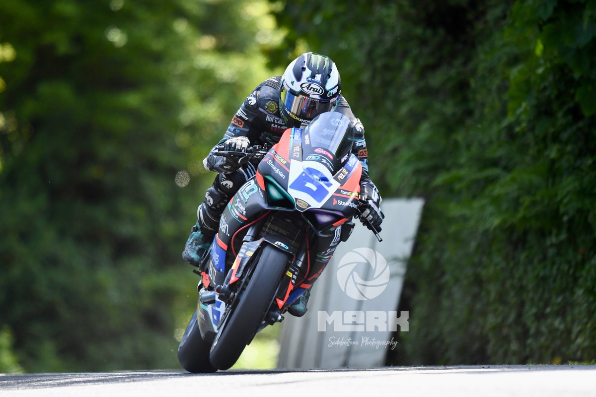 sideyuk's tweet photo. Michael Dunlop on a fast practice lap through Ballaspur. TT 2026. @ttracesofficial @Lockk999 @RoadRacingEmp @StevieRRN https://t.co/7GOvzRz6ZD