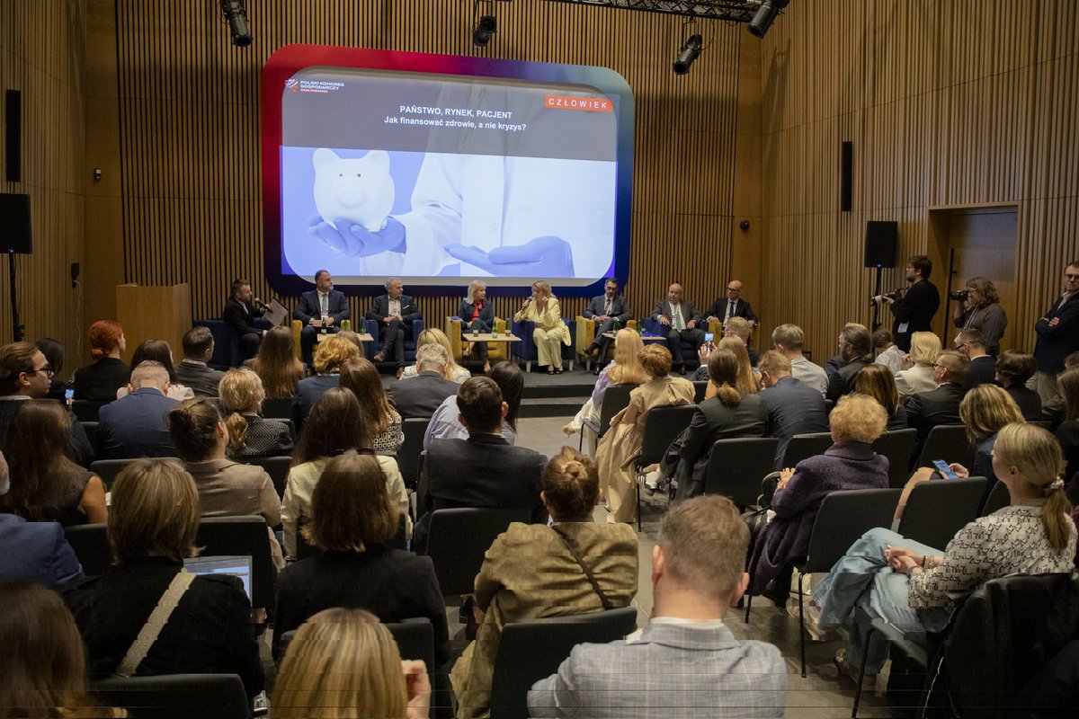 MZ_GOV_PL's tweet photo. Podczas Polskiego Kongresu Gospodarczego wybrzmiało zdrowie. 

Minister zdrowia Jolanta Sobierańska - Grenda wywiadem z redaktorem Michałem Dobrołowiczem @Radio_RMF24 otworzyła ścieżkę "Człowiek". W rozmowie poruszyła kwestie związane z ustawą o e-zdrowiu czy kolejnych zadaniach z zakresu profilaktyki. 

W panelu dyskusyjnym pn. "Państwo, Rynek, Pacjent. Jak finansować zdrowie, a nie kryzys?" udział wziął dyrektor generalny MZ Konrad Korbiński.

@zdrowiePRP @pkg_pracodawcy @PracodawcyRP
