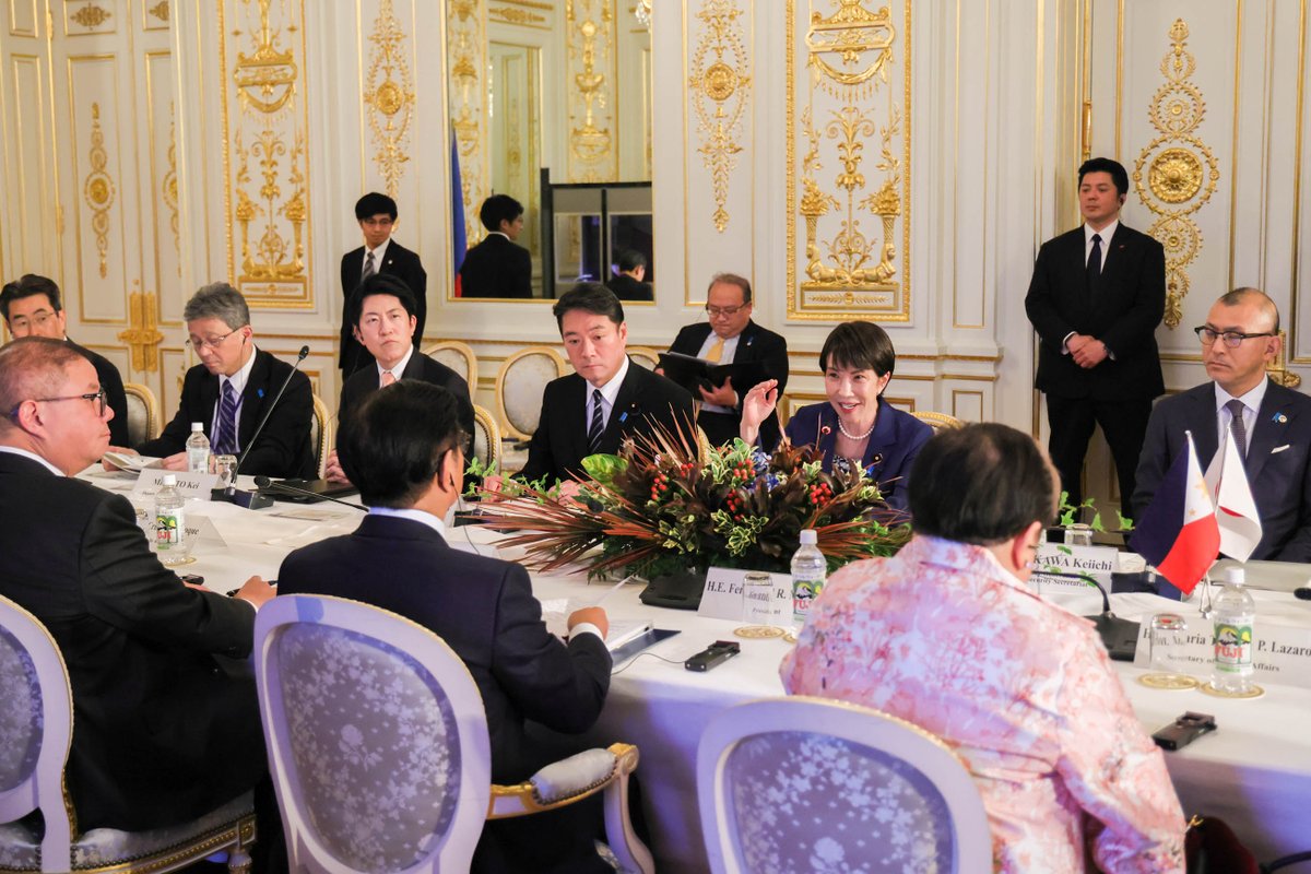 takaichi_sanae's tweet photo. 本日、国賓として訪日中のマルコス・フィリピン大統領@bongbongmarcosと、赤坂迎賓館にて首脳会談を行いました。

会談では、近年の二国間協力の飛躍的な進展を踏まえ、両国関係を「包括的・戦略的パートナーシップ」に格上げすることで一致しました。
日本がフィリピンにとって初の「包括的・戦略的パートナー」となることを光栄に思います。
国際環境の変動に左右されることなく、今後も持続的かつ重層的に、同志国との関係を強化していきます。

会談では、｢秘密軍事情報保護協定の正式交渉」開始で一致したほか、経済連携協定のアップグレードに向けて両国で検討を進めていくこと、さらに「パワー・アジア」の下で協力していくことを確認しました。
このほか、海洋、経済安全保障、AI・デジタル、開発協力といった幅広い分野について議論を行い、多くの成果がありました。

また、地域・国際情勢についても率直な意見交換を行い、両国で連携して地域の平和と安定に資する取組を更に進めていくことを確認しました。

夕食会では、マルコス大統領がお好きな曲の演奏をアレンジし、和やかな雰囲気の中で会話に花が咲きました。
マルコス大統領は日本の卵サンドがお好きと伺いましたので、首脳接遇時のメニューとしては異例ですが、本日の夕食会で前菜として提供し、お楽しみいただきました。

マルコス大統領は、昨秋に私が総理大臣に就任した後、初めて対面で会談をした首脳です。３月にも電話会談をしました。
今回、多くの時間を共に過ごし、信頼関係を深めることができたと考えています。

フィリピンは日本と海を挟んだ隣国であり、進化した「自由で開かれたインド太平洋（FOIP）」の実現に極めて重要なパートナーです。
両国は今年、国交正常化70周年を迎えており、｢未来を共に織りなす：平和、繁栄、可能性」をテーマに様々な行事が行われています。
今回のマルコス大統領の国賓訪日を契機として、両国の協力関係を一層緊密にしていきます。