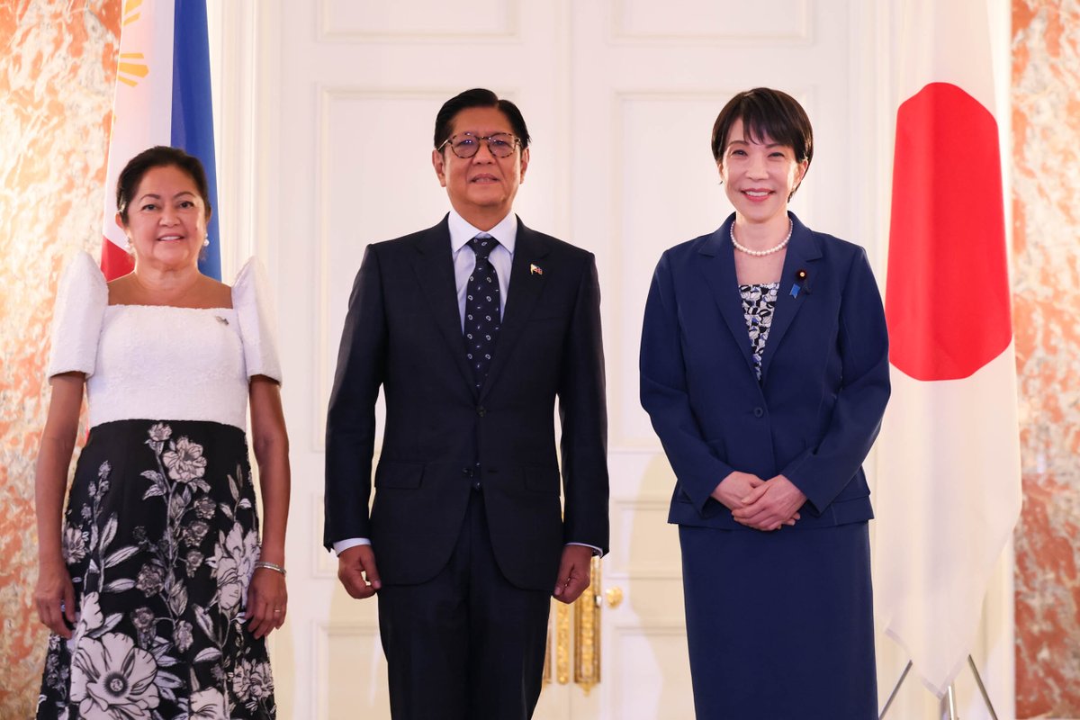 takaichi_sanae's tweet photo. 本日、国賓として訪日中のマルコス・フィリピン大統領@bongbongmarcosと、赤坂迎賓館にて首脳会談を行いました。

会談では、近年の二国間協力の飛躍的な進展を踏まえ、両国関係を「包括的・戦略的パートナーシップ」に格上げすることで一致しました。
日本がフィリピンにとって初の「包括的・戦略的パートナー」となることを光栄に思います。
国際環境の変動に左右されることなく、今後も持続的かつ重層的に、同志国との関係を強化していきます。

会談では、｢秘密軍事情報保護協定の正式交渉」開始で一致したほか、経済連携協定のアップグレードに向けて両国で検討を進めていくこと、さらに「パワー・アジア」の下で協力していくことを確認しました。
このほか、海洋、経済安全保障、AI・デジタル、開発協力といった幅広い分野について議論を行い、多くの成果がありました。

また、地域・国際情勢についても率直な意見交換を行い、両国で連携して地域の平和と安定に資する取組を更に進めていくことを確認しました。

夕食会では、マルコス大統領がお好きな曲の演奏をアレンジし、和やかな雰囲気の中で会話に花が咲きました。
マルコス大統領は日本の卵サンドがお好きと伺いましたので、首脳接遇時のメニューとしては異例ですが、本日の夕食会で前菜として提供し、お楽しみいただきました。

マルコス大統領は、昨秋に私が総理大臣に就任した後、初めて対面で会談をした首脳です。３月にも電話会談をしました。
今回、多くの時間を共に過ごし、信頼関係を深めることができたと考えています。

フィリピンは日本と海を挟んだ隣国であり、進化した「自由で開かれたインド太平洋（FOIP）」の実現に極めて重要なパートナーです。
両国は今年、国交正常化70周年を迎えており、｢未来を共に織りなす：平和、繁栄、可能性」をテーマに様々な行事が行われています。
今回のマルコス大統領の国賓訪日を契機として、両国の協力関係を一層緊密にしていきます。